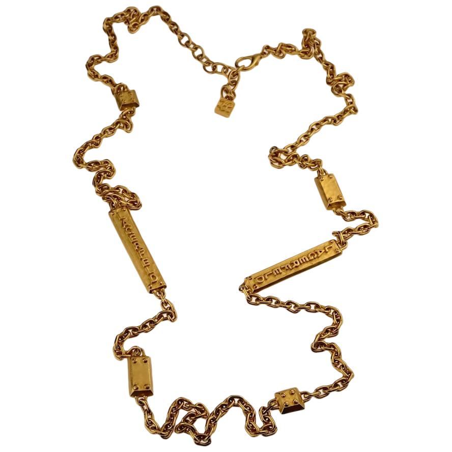 Collier long vintage KARL LAGERFELD en forme de boucle à vis avec lettres en vente