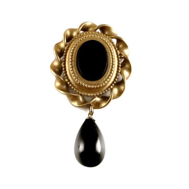 Vintage KARL LAGERFELD Onyx Twisted Frame Glass Charm Brooch

Measurements:
Height: 3 5/8 inches (9.20 cm)
Width: 2 inches (5.08 cm)

Features:
- 100% Authentic KARL LAGERFELD.
- Onyx centre piece with twisted frame pattern.
- Dangling black glass