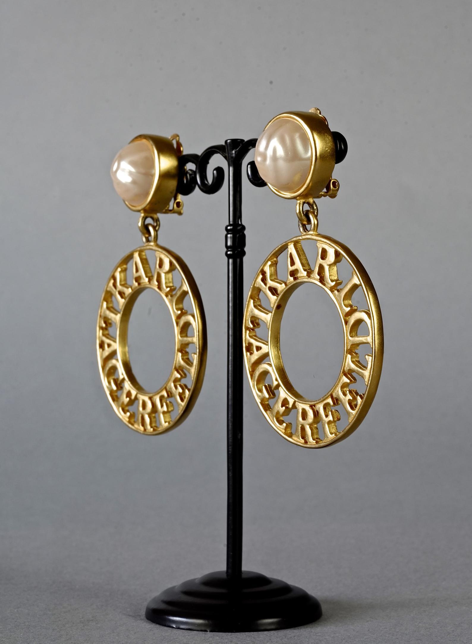 Vintage KARL LAGERFELD Pearl Spelled Out Openwork Hoop Dangling Earrings In Excellent Condition For Sale In Kingersheim, Alsace