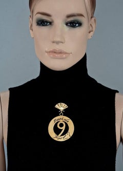 KARL LAGERFELD: „Quoi de 9 Karl?“ Ikonische Fächerperlen-Tropfen-Brosche