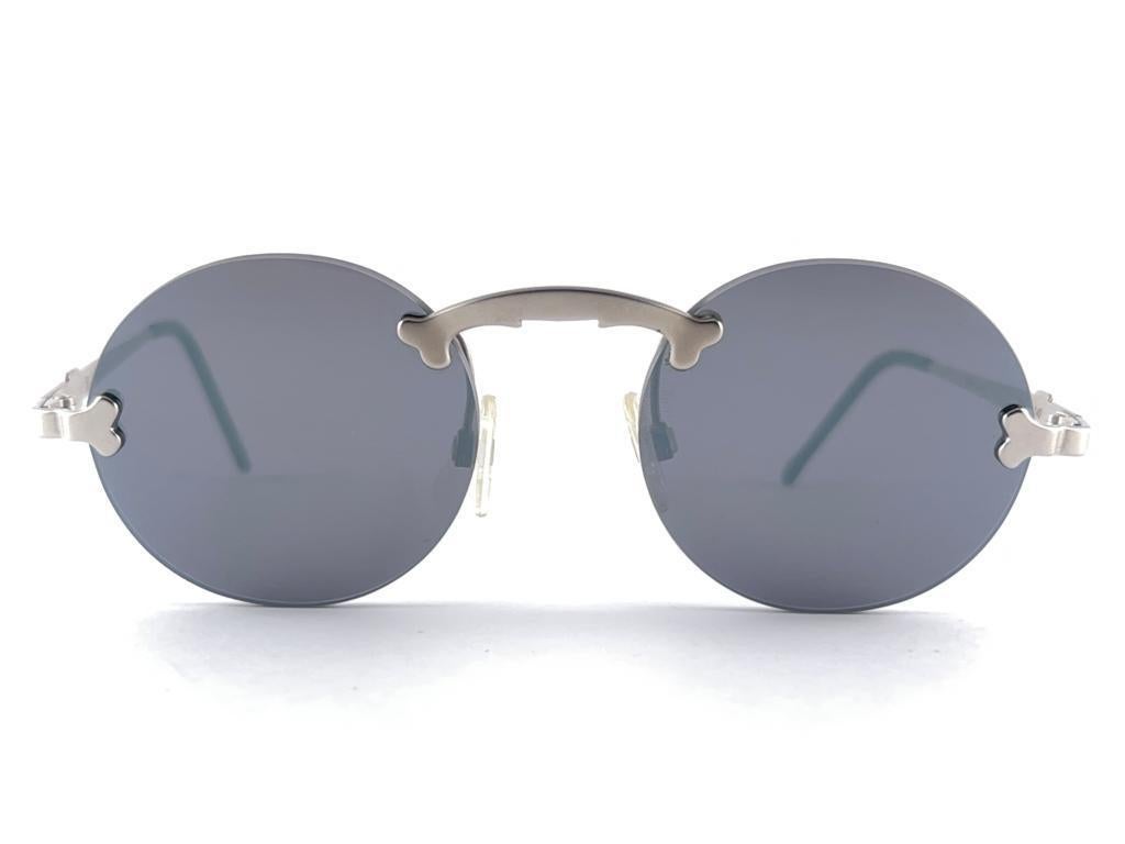 
Astounding Pair Of Vintage Karl Lagerfeld Brushed Silver Rimless Sunglasses Sporting A Spotless Pair Of Grey Lenses.
 New, Never Used Or Displayed This Pair Of Vintage Karl Lagerfeld Is A Showstopper.
A True Statement.
This Item May Show Minor Sign