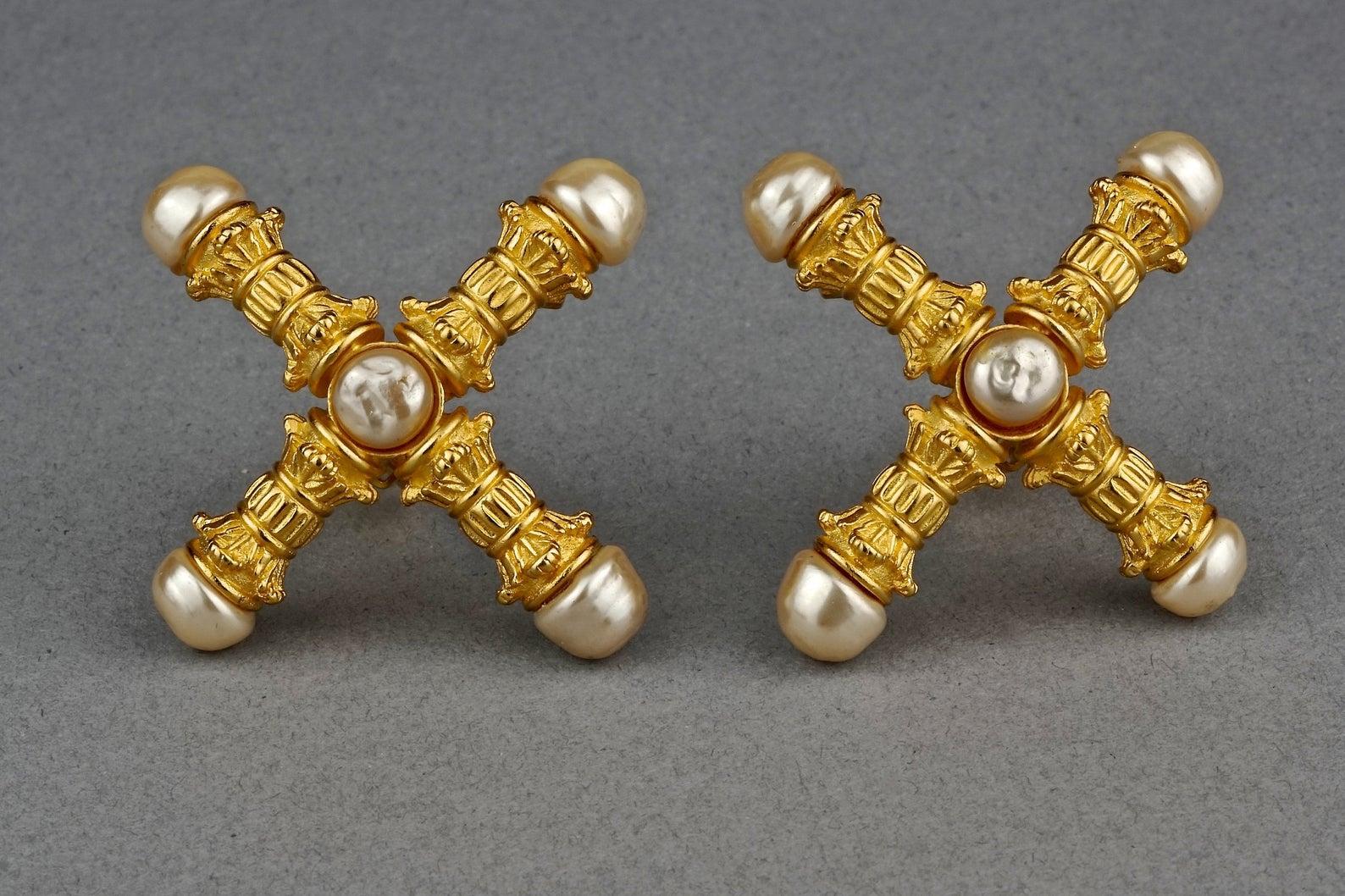 Vintage KARL LAGERFELD Roman Pillar Cross Pearl Earrings In Excellent Condition For Sale In Kingersheim, Alsace