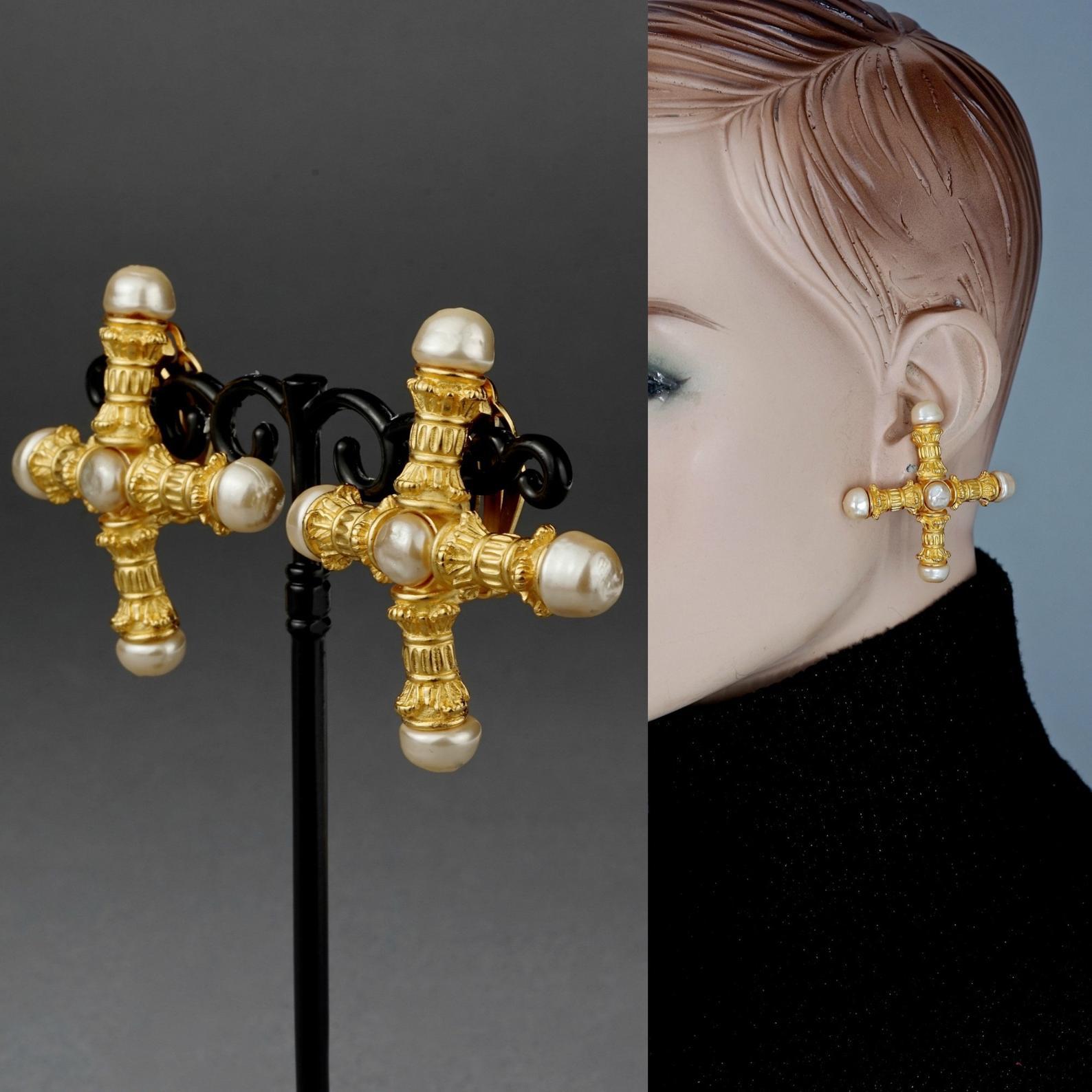 Vintage KARL LAGERFELD Roman Pillar Cross Pearl Earrings

Measurements:
Height: 2 inches (5 cm)
Width: 2 inches (5 cm)
Weight: 19 grams

Features:
- 100% Authentic KARL LAGERFELD.
- Roman pillar motif in the form of cross.
- Embellished with