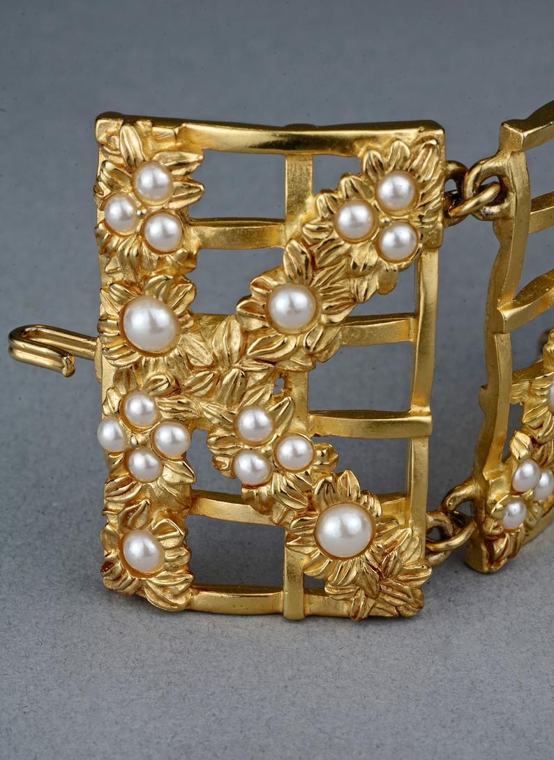 Vintage KARL LAGERFELD Spelled Out Pearl Flower Fence Wide Cuff Bracelet

Measurements:
Height: 2.16 inches (5.5 cm)
Wearable Length: 6.69 inches (17 cm) to 7.67 inches (19.5 cm)

Features:
- 100% Authentic KARL LAGERFELD.
- Wide articulated cuff.
-