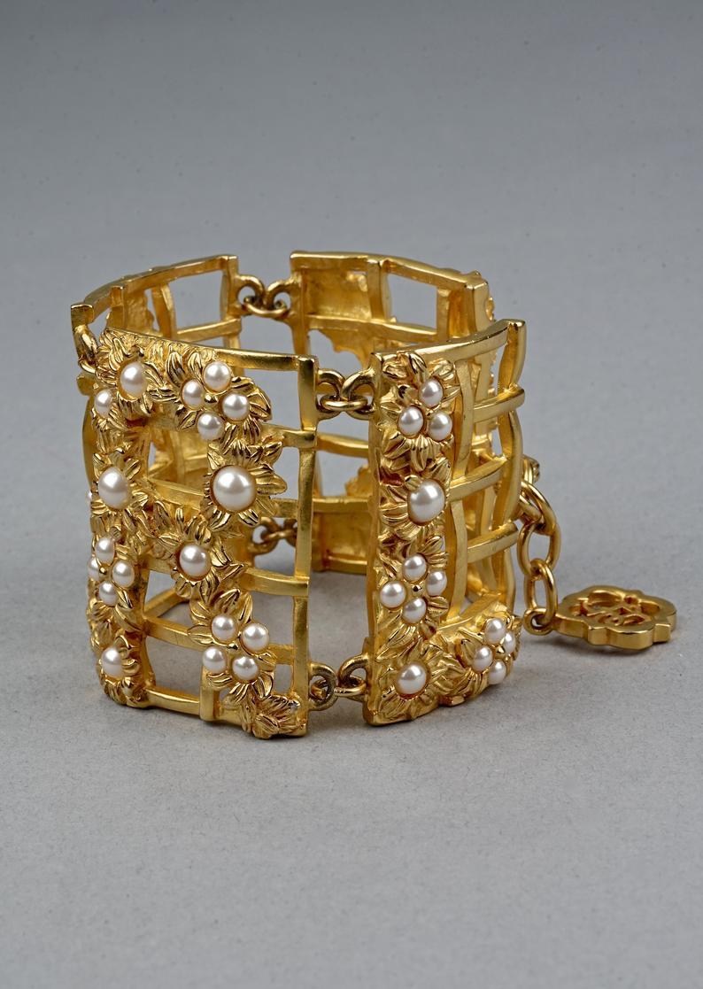 Vintage KARL LAGERFELD Spelled Out Pearl Flower Fence Wide Cuff Bracelet In Good Condition For Sale In Kingersheim, Alsace