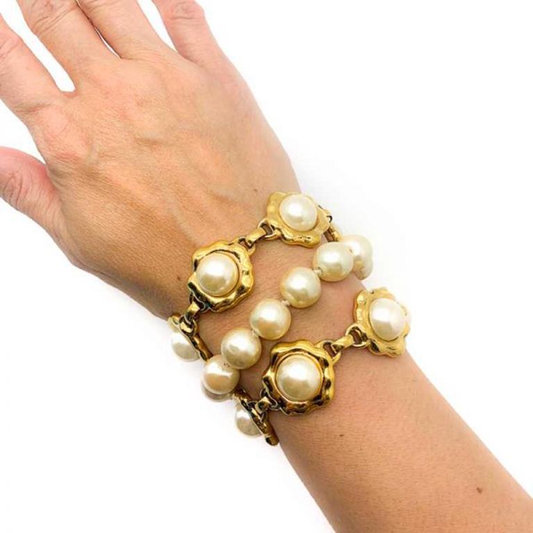 What a spectacular piece ! This Vintage Karl Lagerfeld Pearl Bracelet dates to the 1980s. Featuring a stunning KL lustrous gold plated clasp and large glass faux pearls. KL is of course most renowned for his time at Chanel and not least resurrecting
