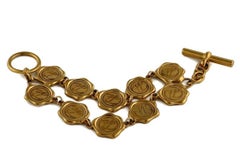 Bracciale Vintage Karl Lagerfeld con medaglione di cera e logo di monete