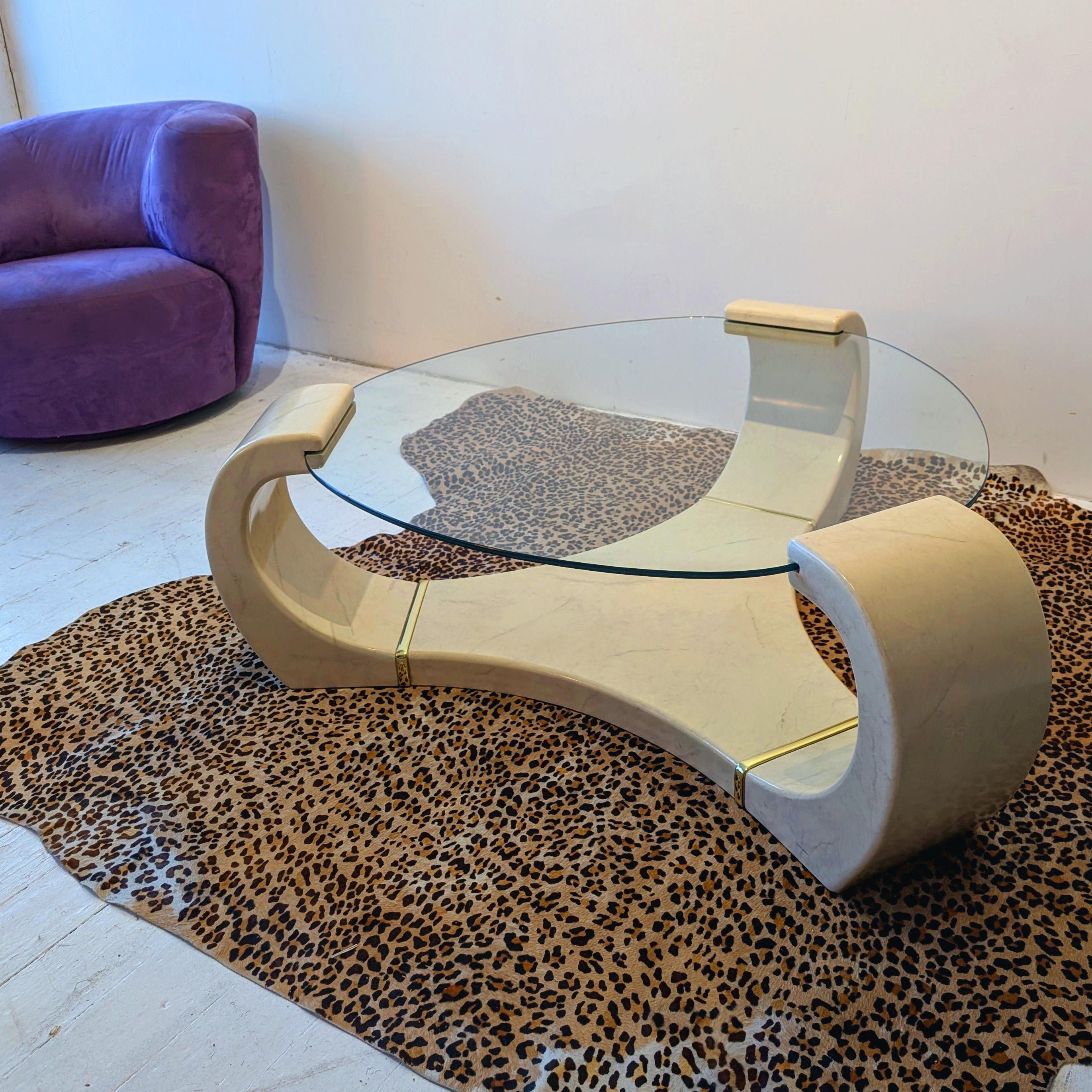 Une grande table basse postmoderne, dans le style de Karl Springer. En laque marbrée crème avec des détails en métal doré, il comporte trois 