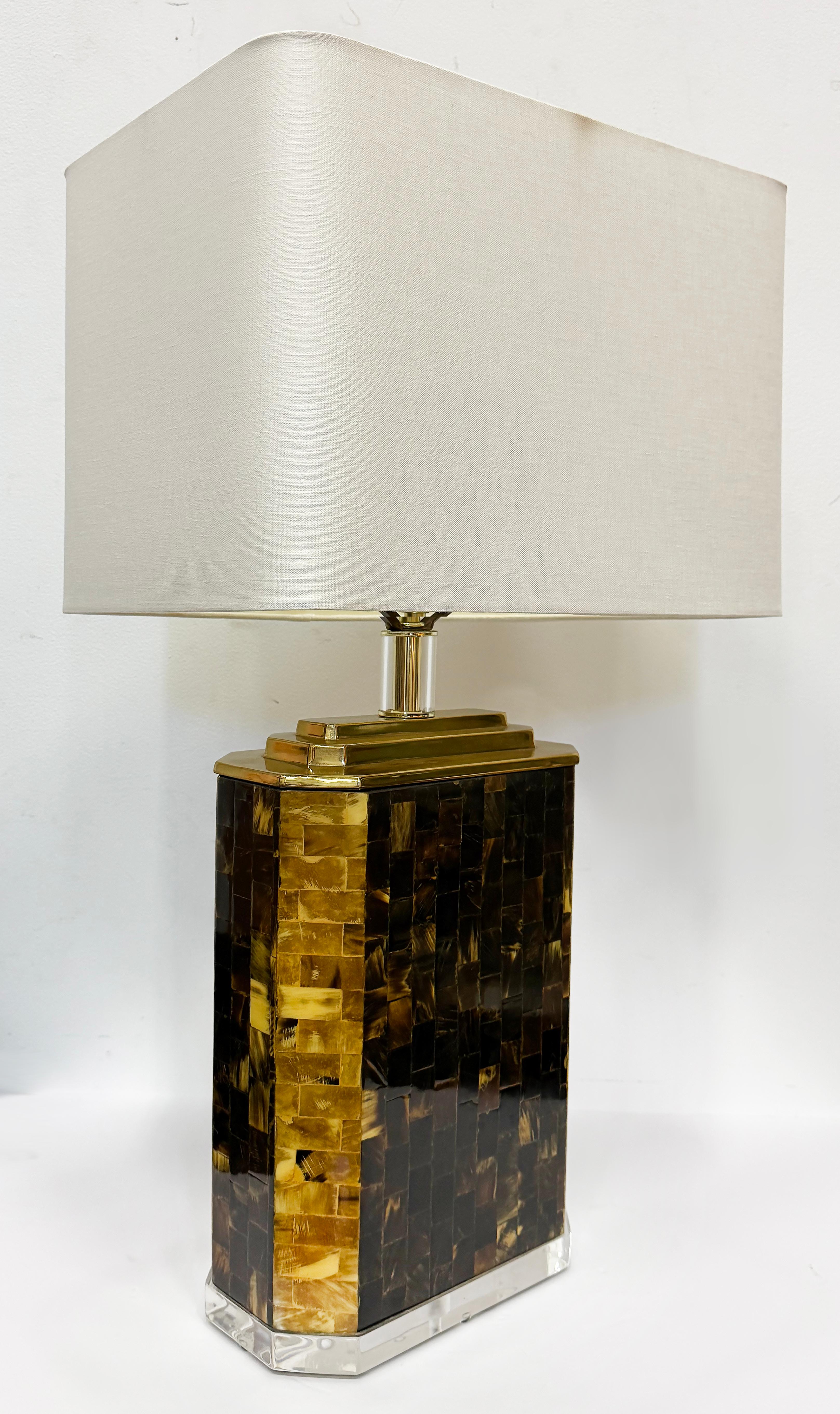 Lampada da tavolo in stile Karl Springer in tessellato di Horn, base in lucite 

In vendita c'è un'elegante lampada da tavolo in corno lucido a tasselli creata nello stile di Karl Springer. Si tratta di una lampada meravigliosa che utilizza basso,