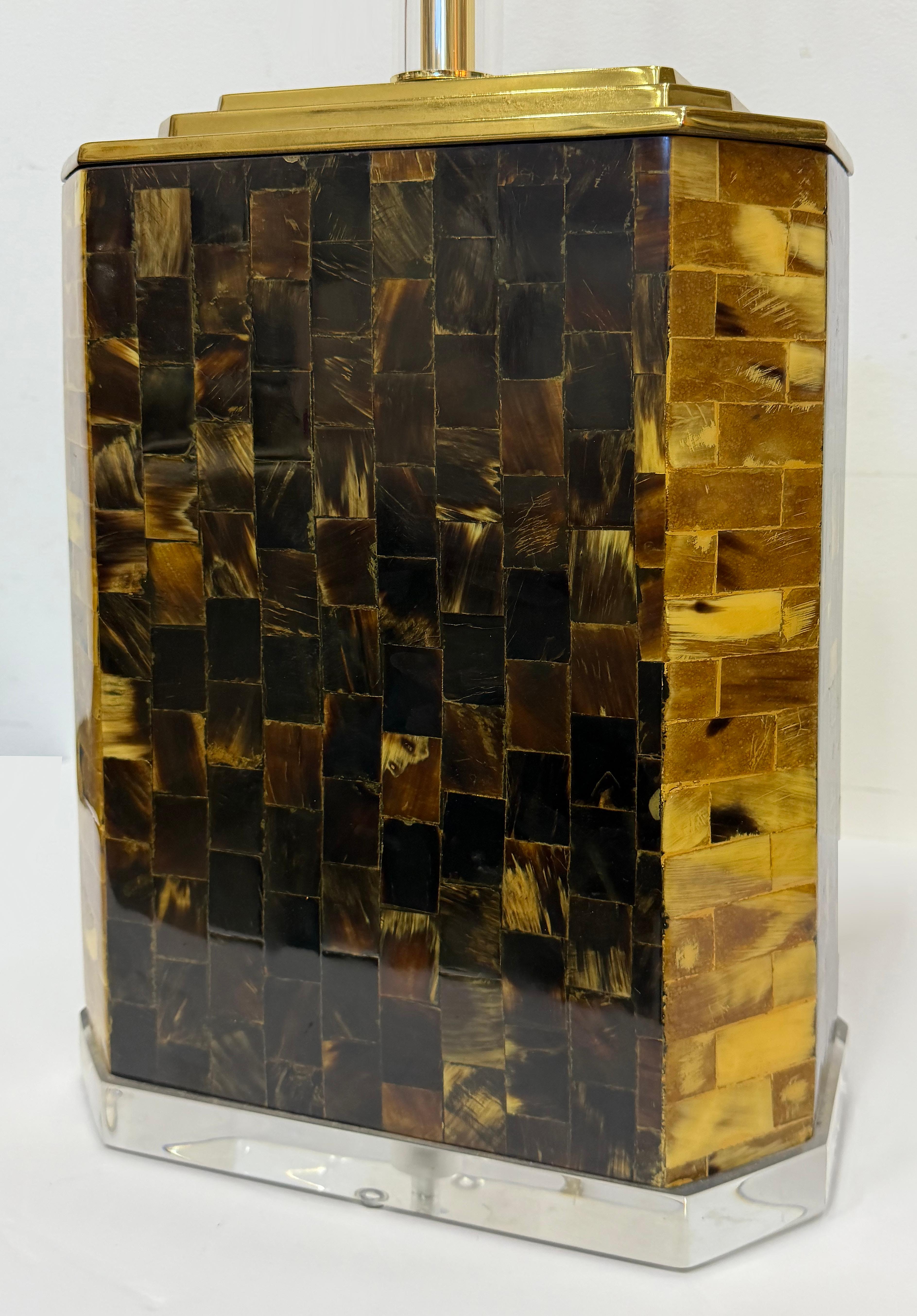Moderno Lampada da tavolo in stile Karl Springer in tessellato di Horn, base in lucite in vendita