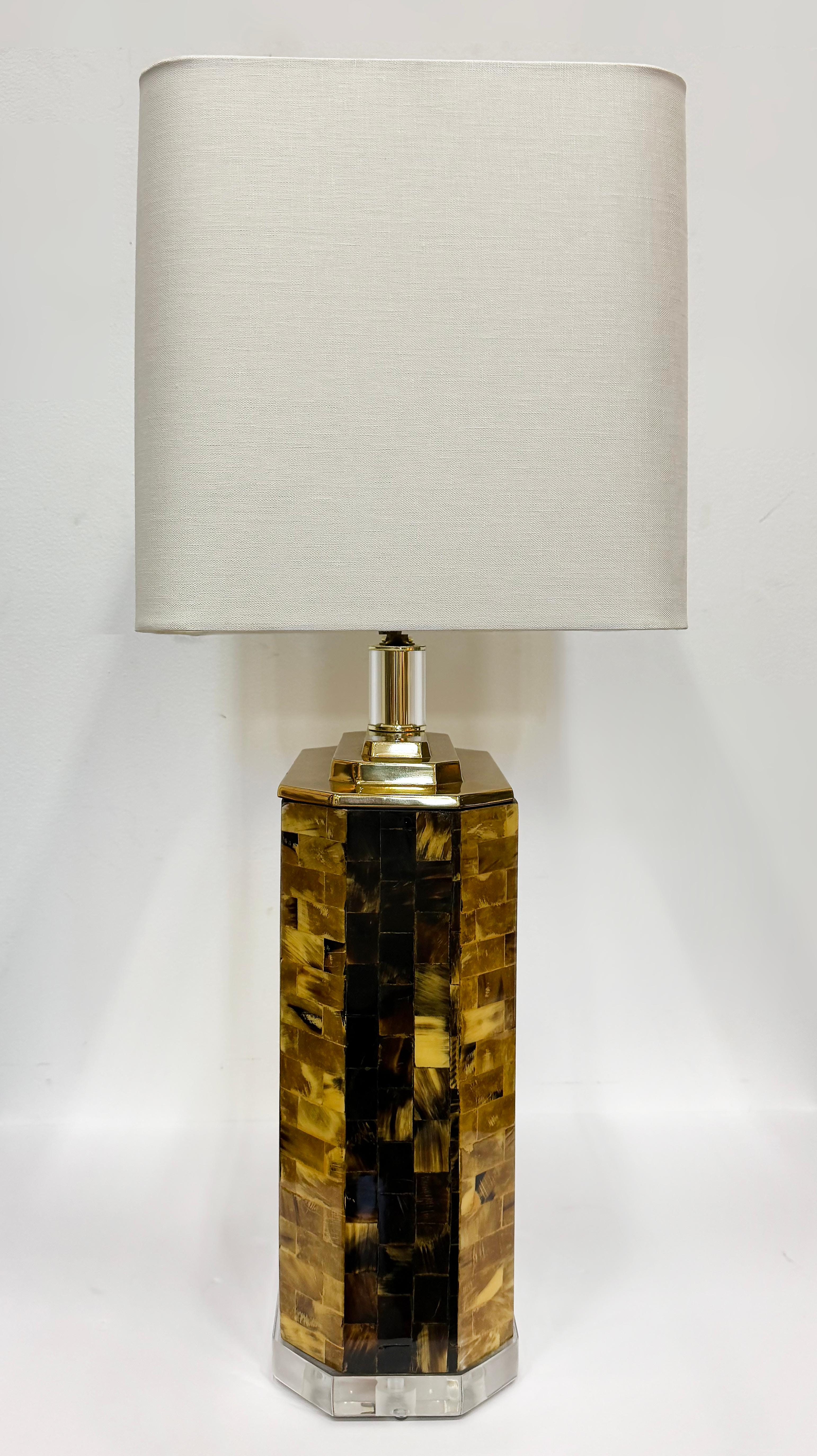 Americano Lampada da tavolo in stile Karl Springer in tessellato di Horn, base in lucite in vendita