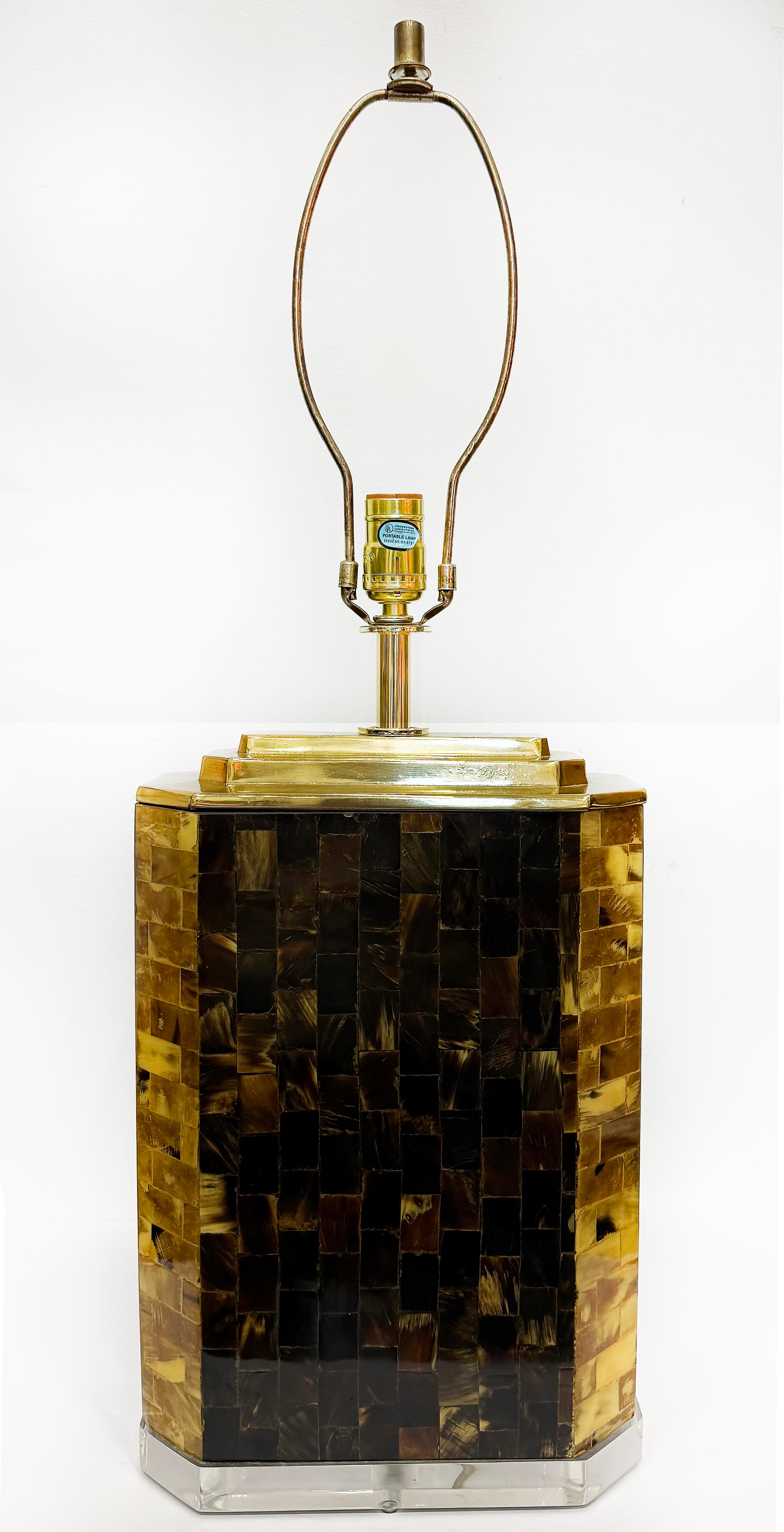 Lucidato Lampada da tavolo in stile Karl Springer in tessellato di Horn, base in lucite in vendita