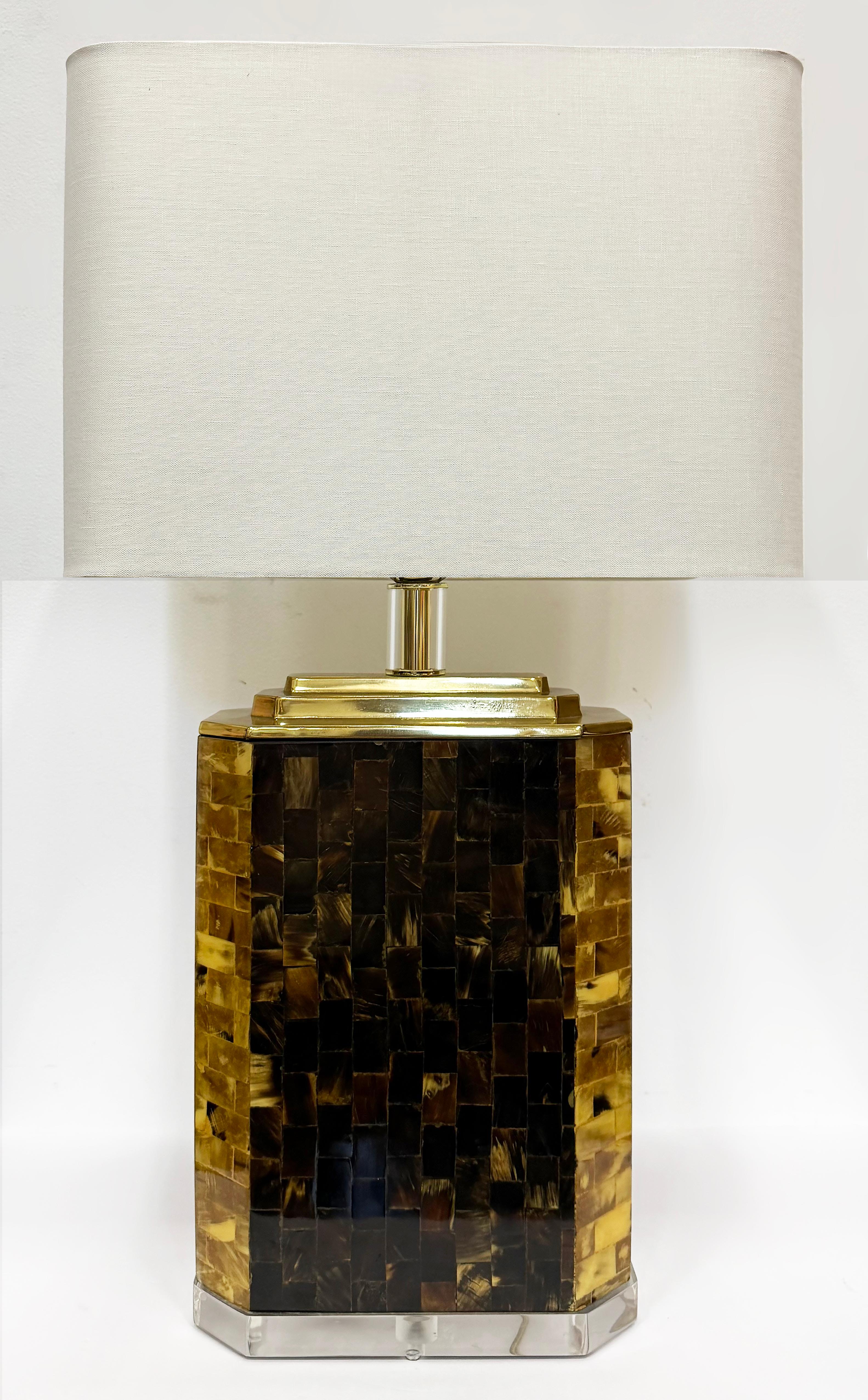 Lampada da tavolo in stile Karl Springer in tessellato di Horn, base in lucite In condizioni buone in vendita a Miami, FL