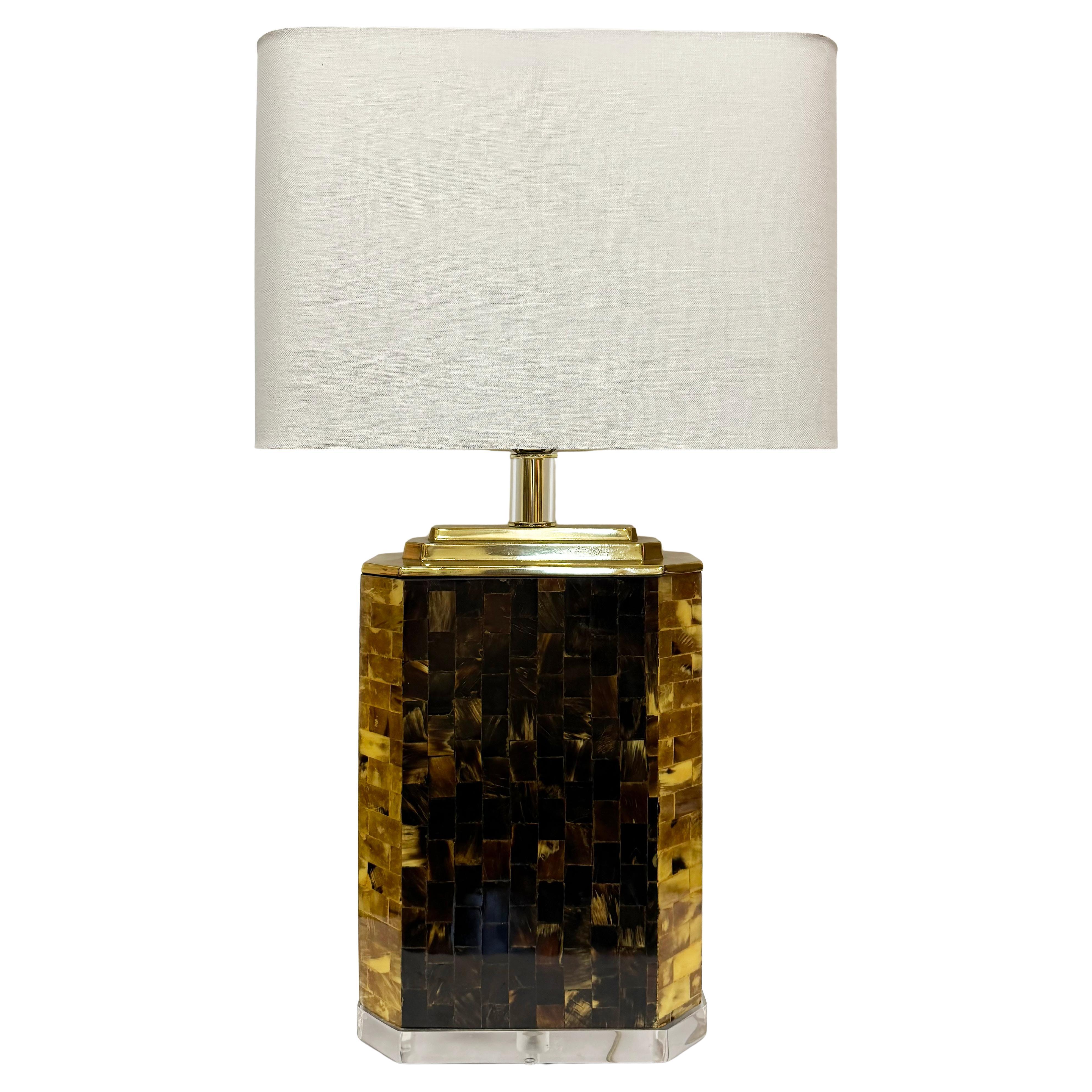 Lampe de table vintage en corne tessellée de style Karl Springer, base en lucite