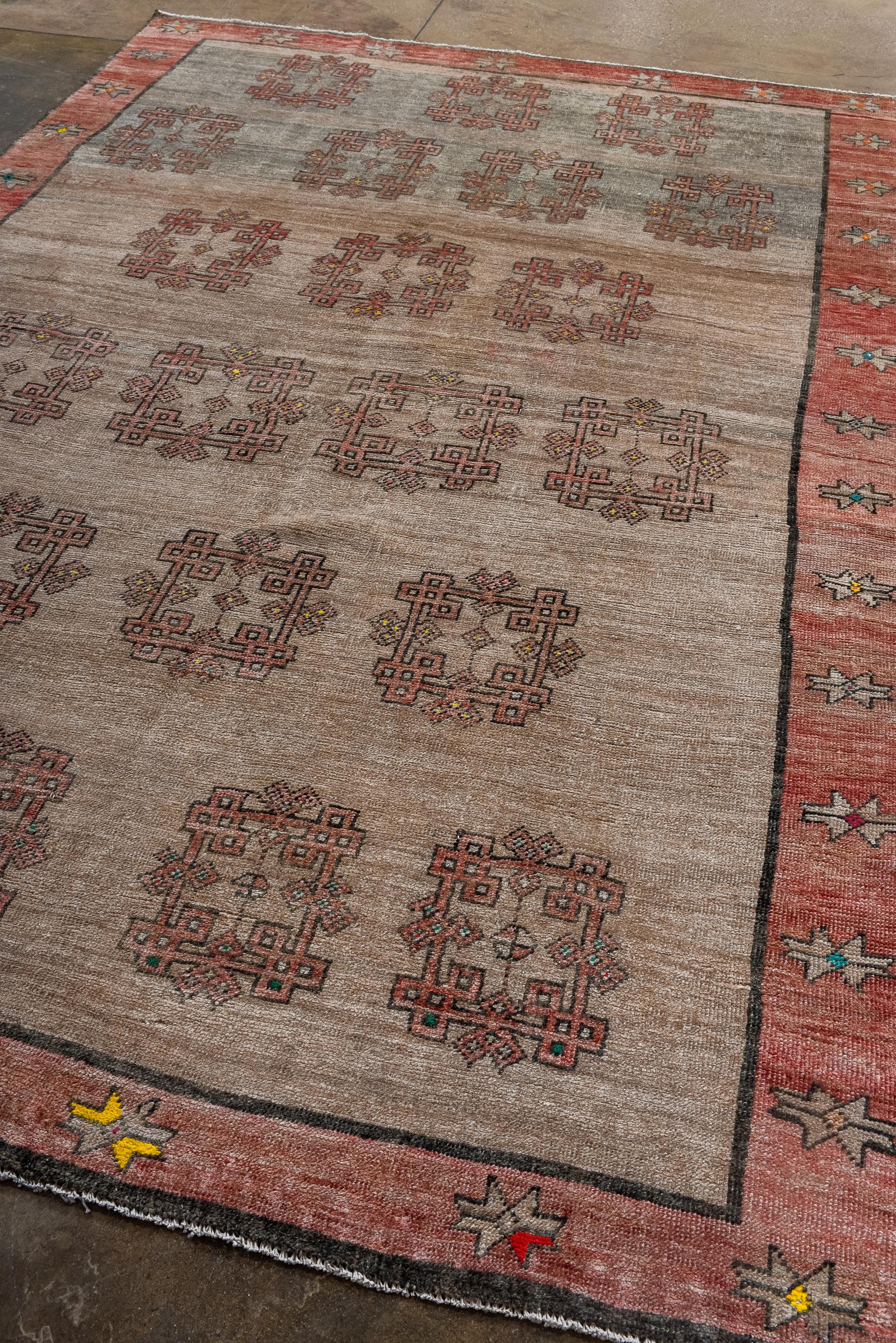 Kars-Teppich im Vintage-Stil mit Abrashed Field (Türkisch) im Angebot