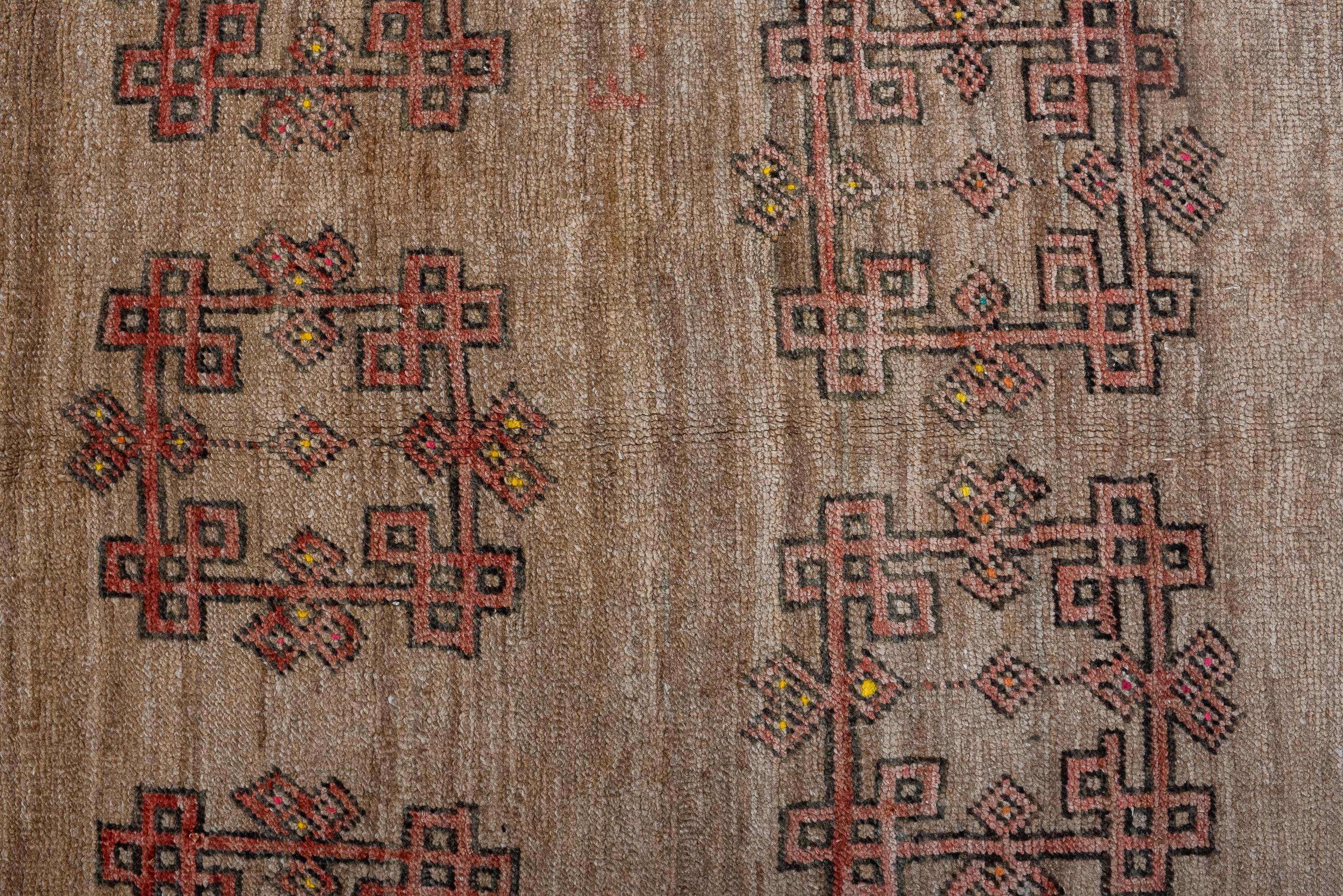 Kars-Teppich im Vintage-Stil mit Abrashed Field (Handgeknüpft) im Angebot