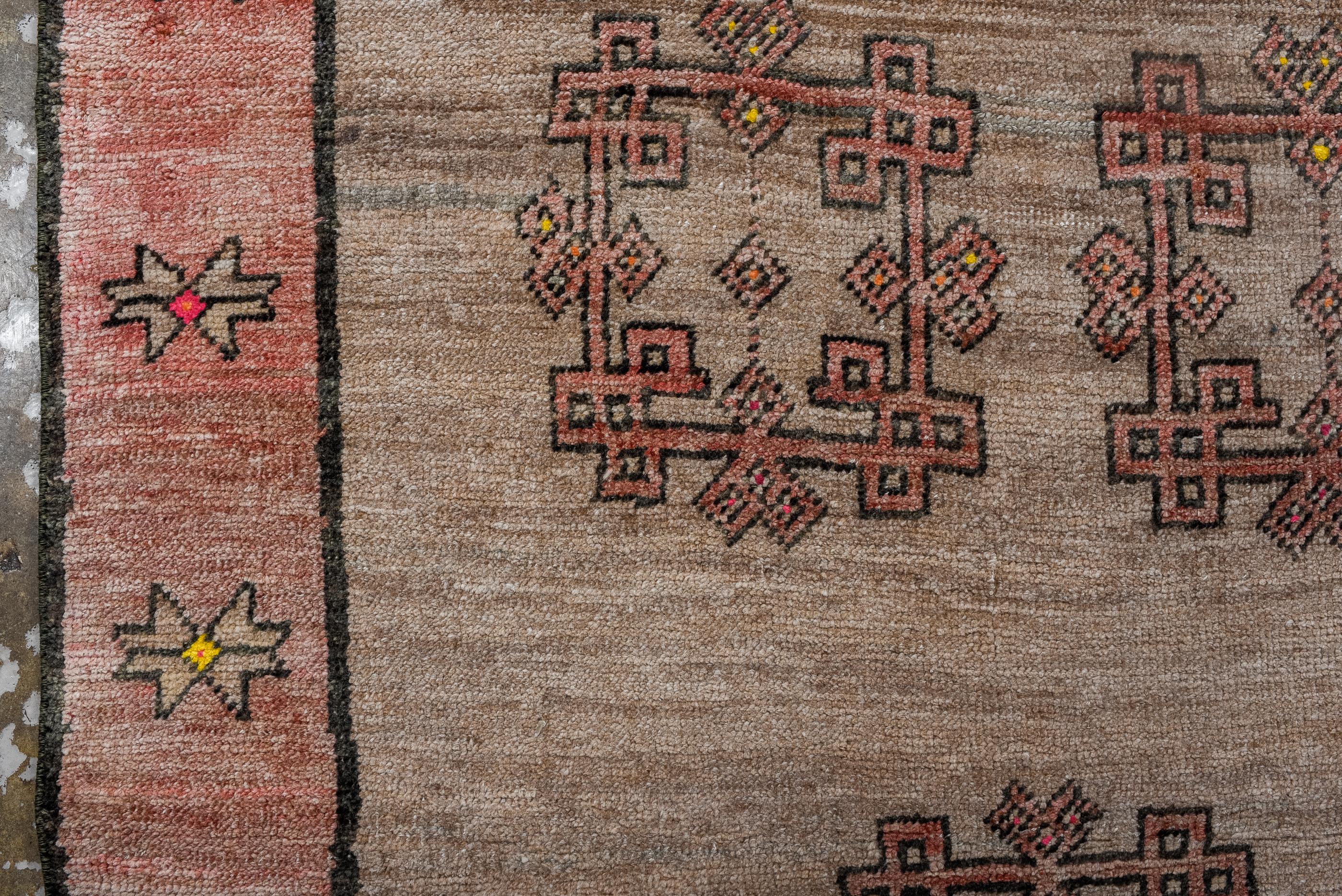 Kars-Teppich im Vintage-Stil mit Abrashed Field im Zustand „Gut“ im Angebot in New York, NY