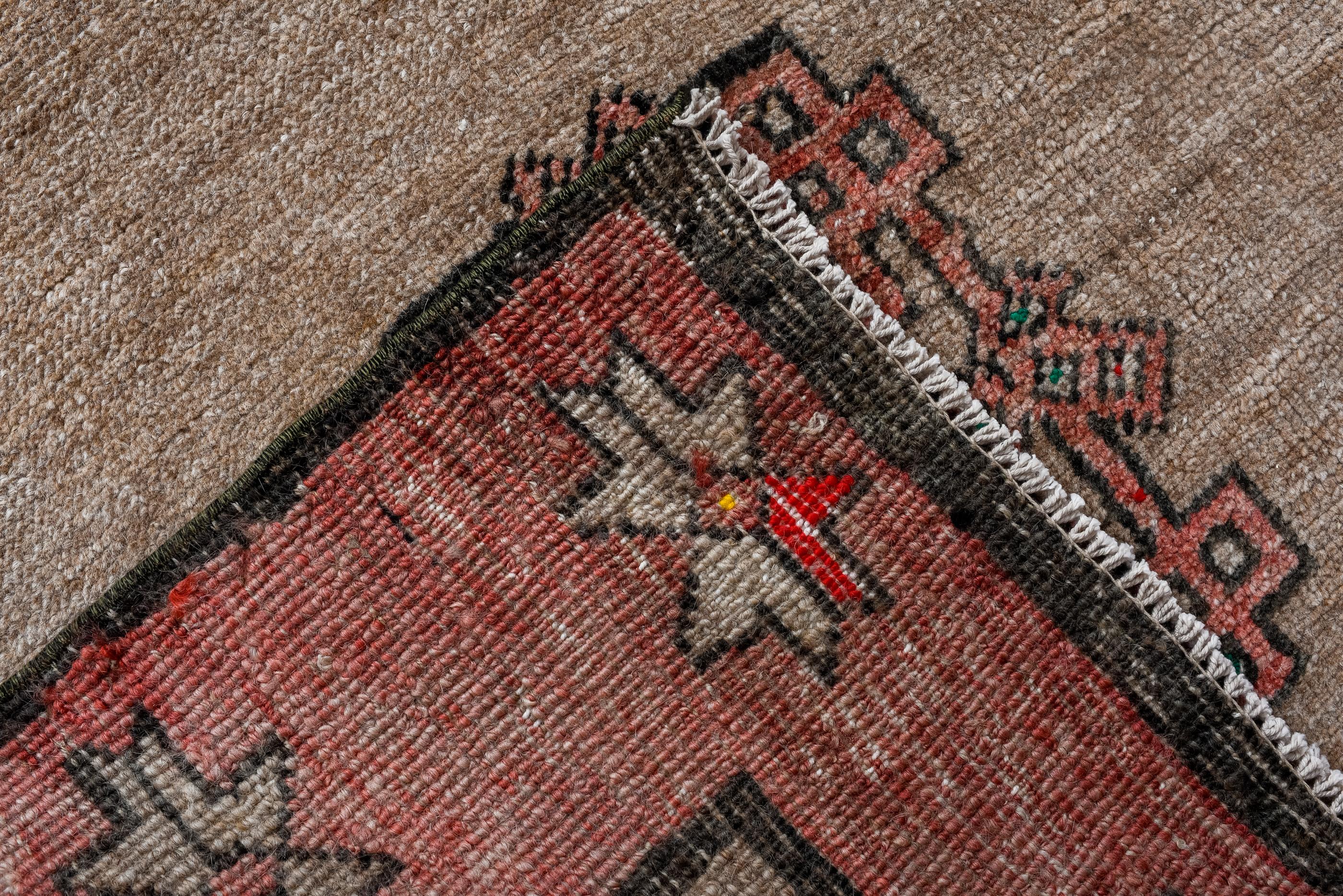 Kars-Teppich im Vintage-Stil mit Abrashed Field (20. Jahrhundert) im Angebot