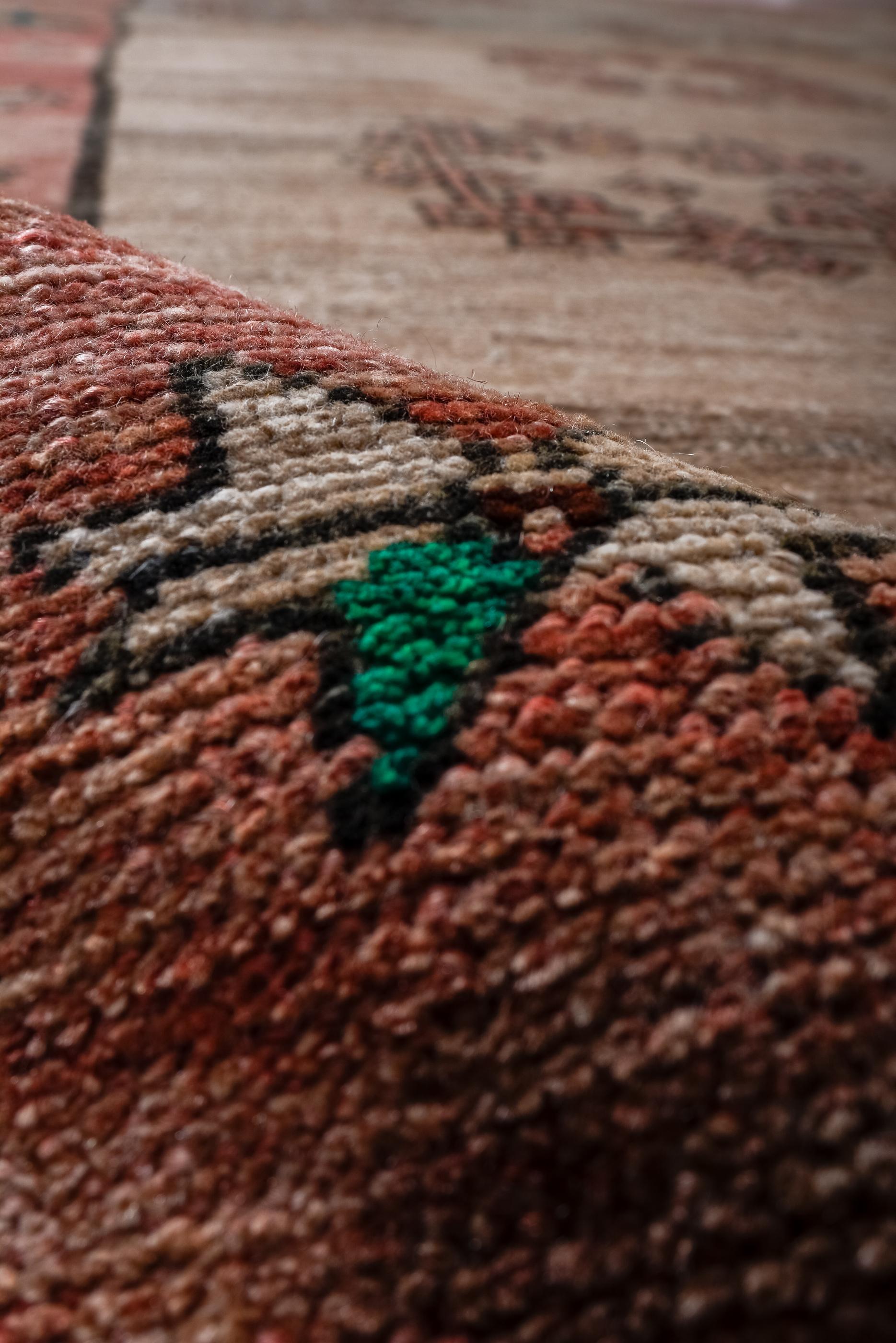 Kars-Teppich im Vintage-Stil mit Abrashed Field (Wolle) im Angebot