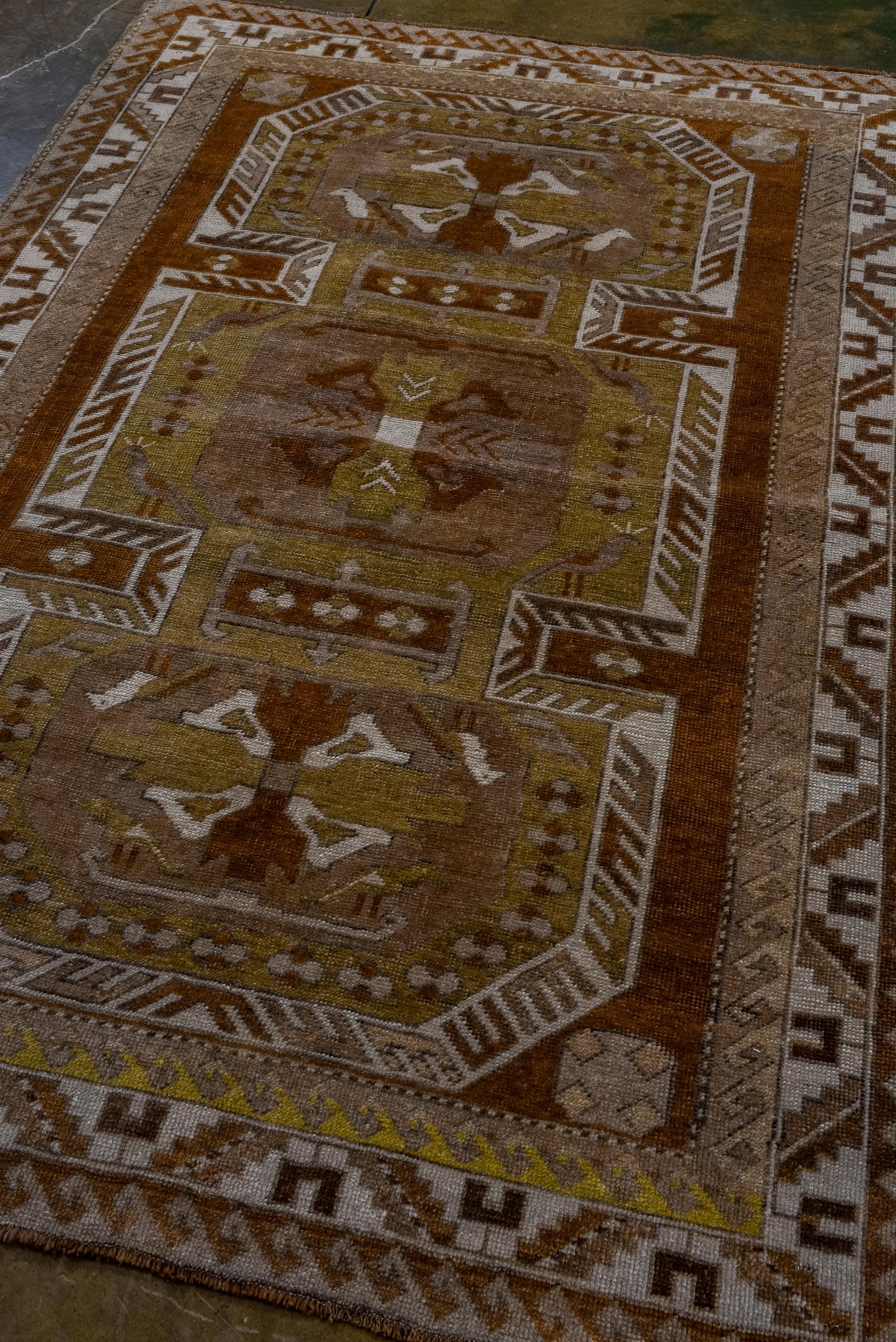Turc Tapis Kars vintage avec champ vert foncé et détails Brown en vente