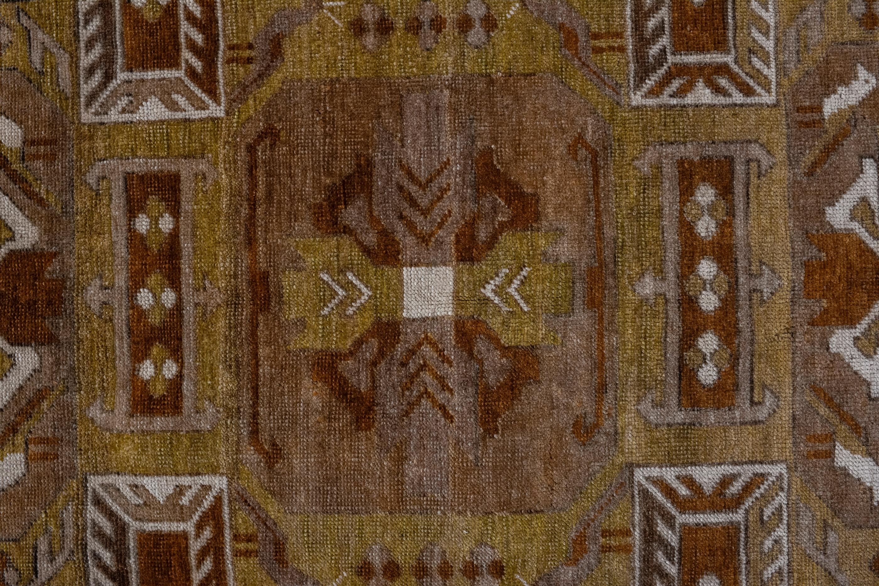 Noué à la main Tapis Kars vintage avec champ vert foncé et détails Brown en vente