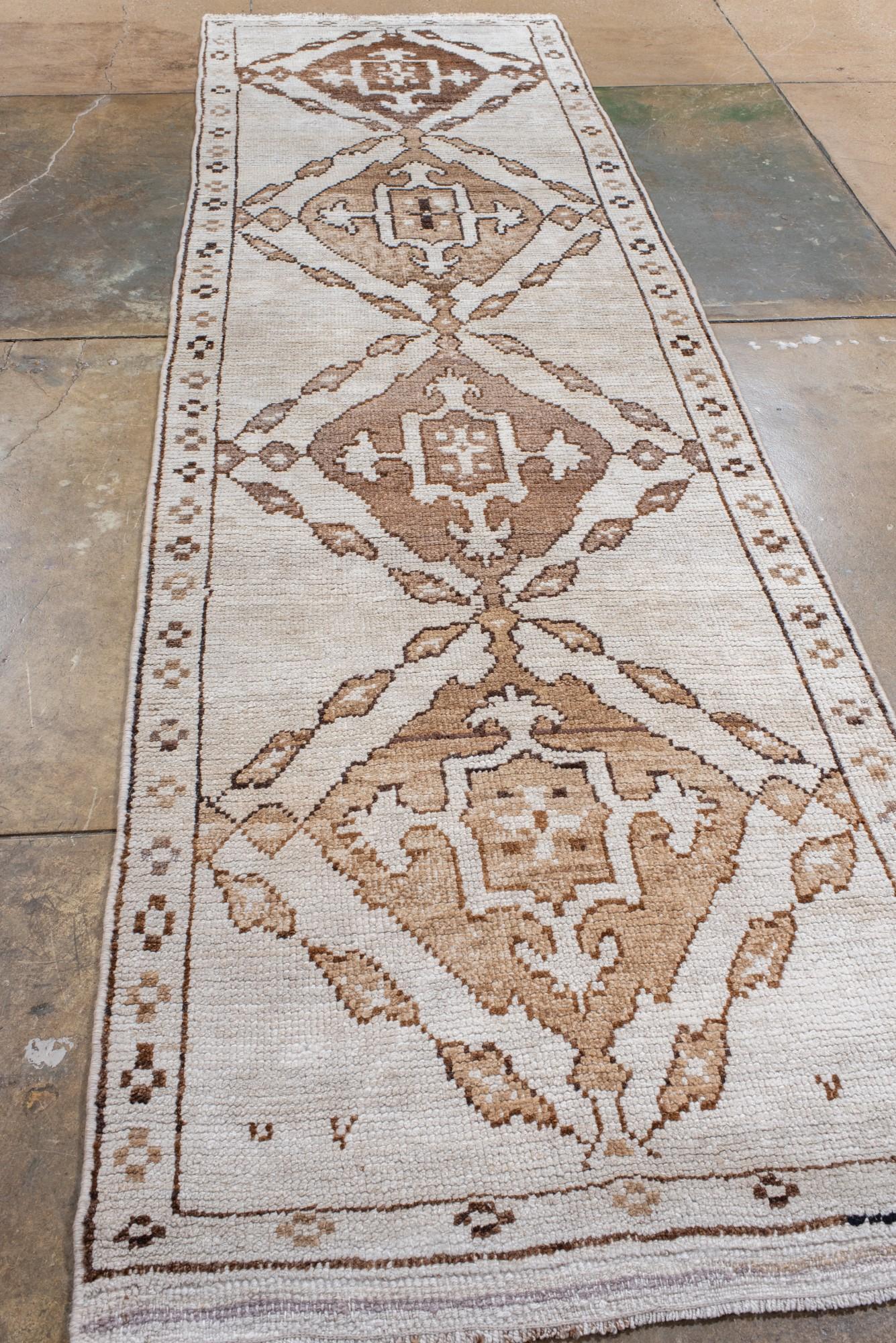 Kars-Teppich mit Diamant-Medaillon im Vintage-Stil (Türkisch) im Angebot