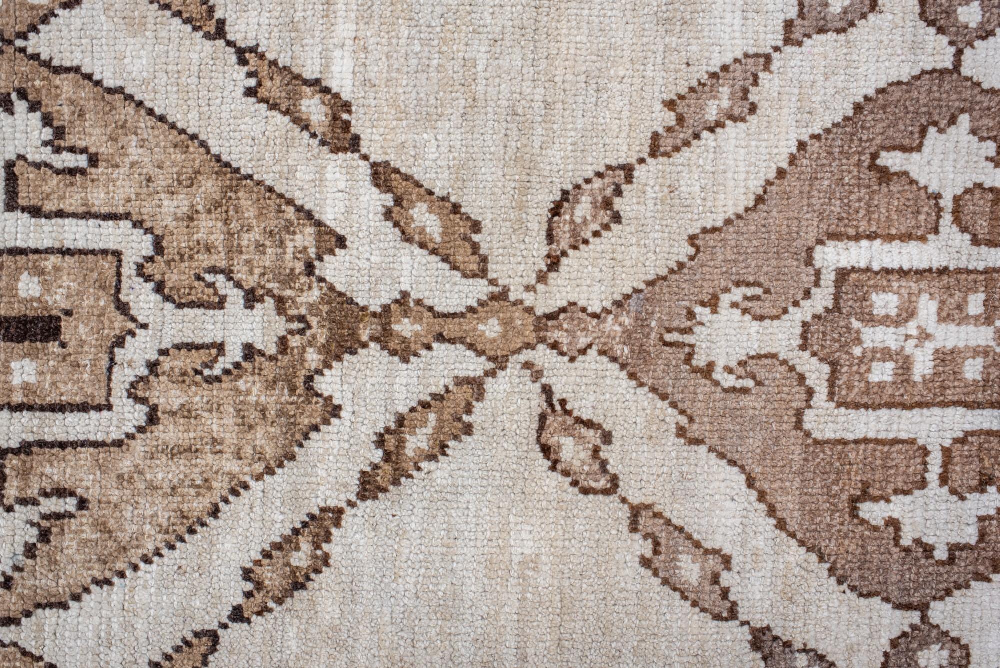 Kars-Teppich mit Diamant-Medaillon im Vintage-Stil (Handgeknüpft) im Angebot