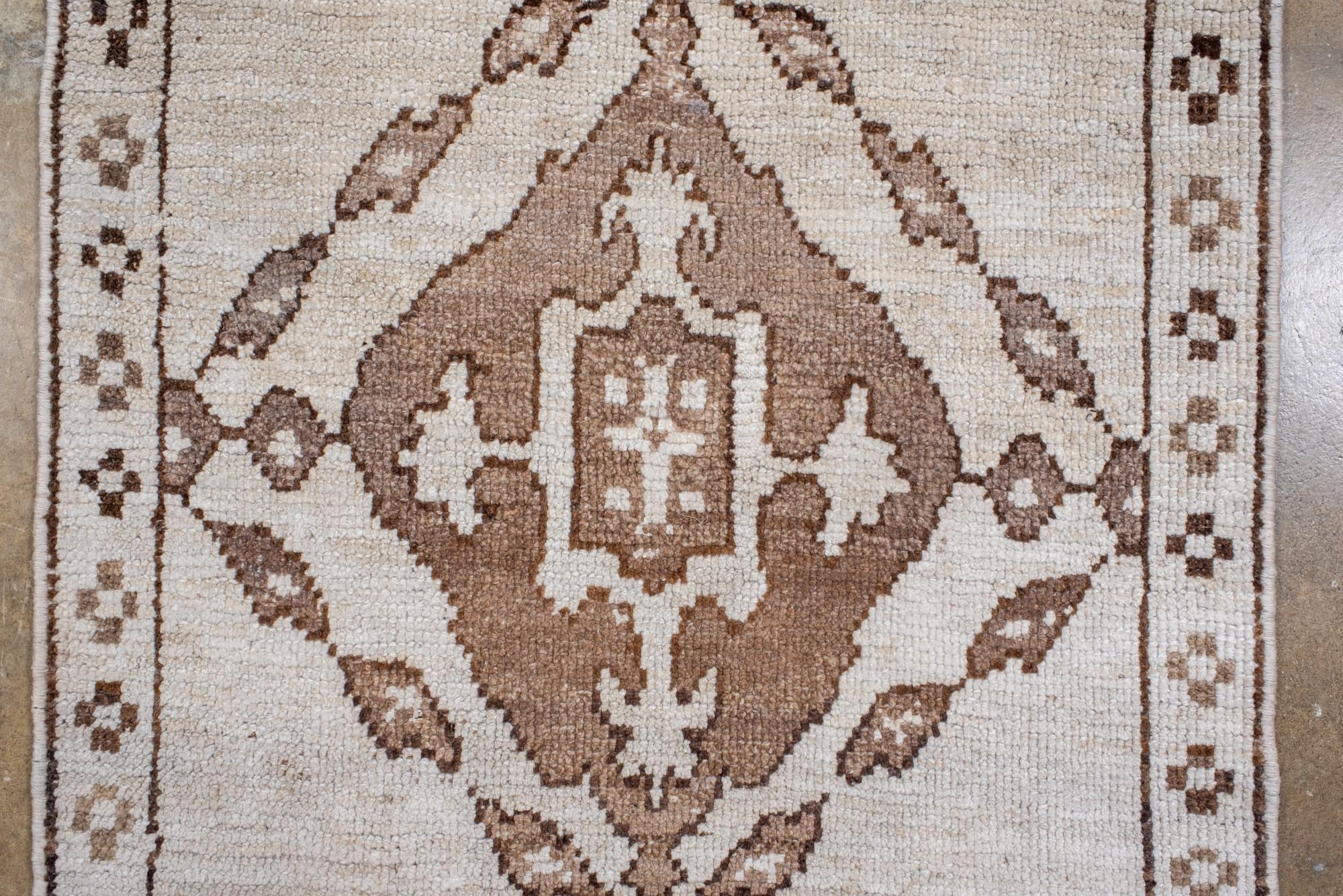 Kars-Teppich mit Diamant-Medaillon im Vintage-Stil im Zustand „Gut“ im Angebot in New York, NY