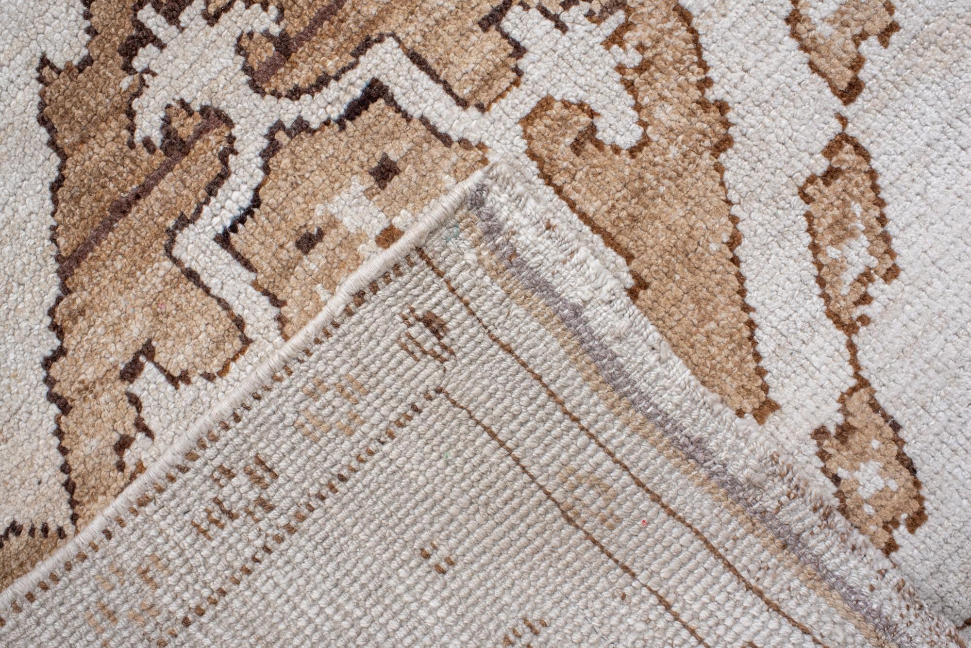 Kars-Teppich mit Diamant-Medaillon im Vintage-Stil (20. Jahrhundert) im Angebot