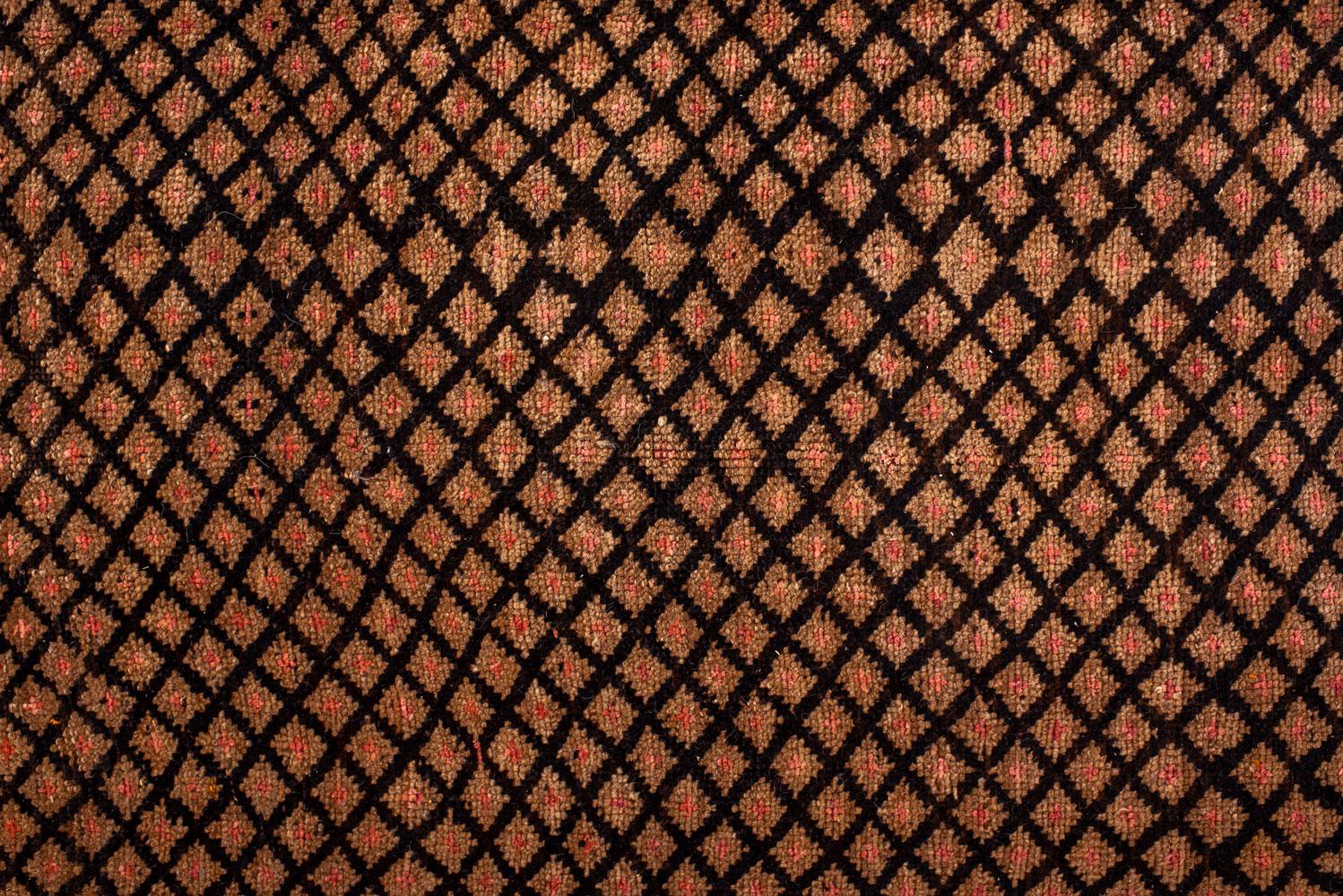 Kars-Teppich im Vintage-Stil mit marineblauem Feld- und Gitterdesign (Handgeknüpft) im Angebot