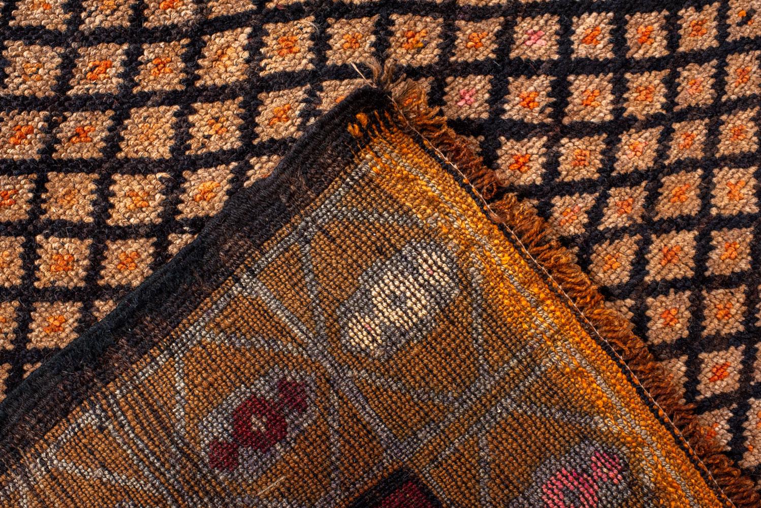 Kars-Teppich im Vintage-Stil mit marineblauem Feld- und Gitterdesign (20. Jahrhundert) im Angebot