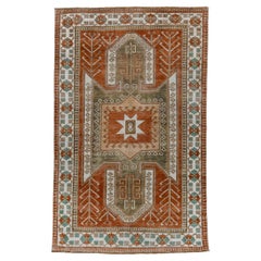 Alfombra vintage Kars con campo rojo y un atrevido medallón