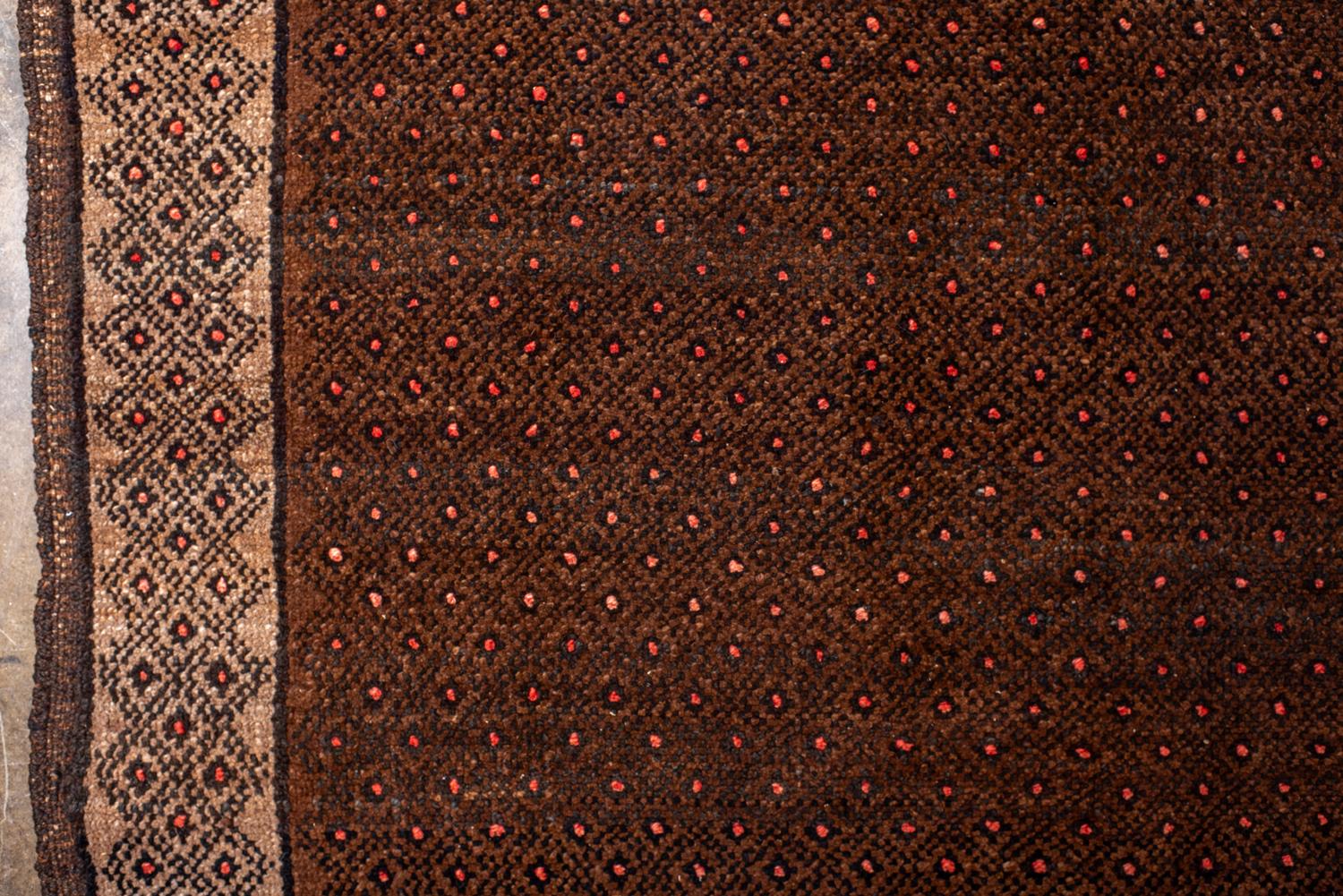 Quadratischer Vintage Kars-Teppich mit dunkelrotem Feld (Handgeknüpft)
