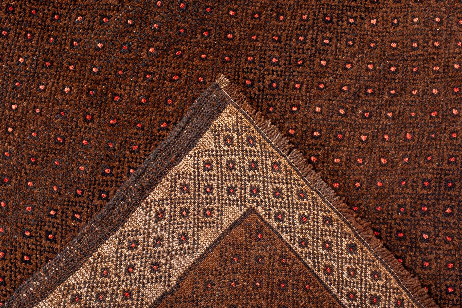 Quadratischer Vintage Kars-Teppich mit dunkelrotem Feld im Zustand „Relativ gut“ in New York, NY