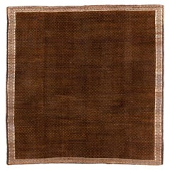 Quadratischer Vintage Kars-Teppich mit dunkelrotem Feld