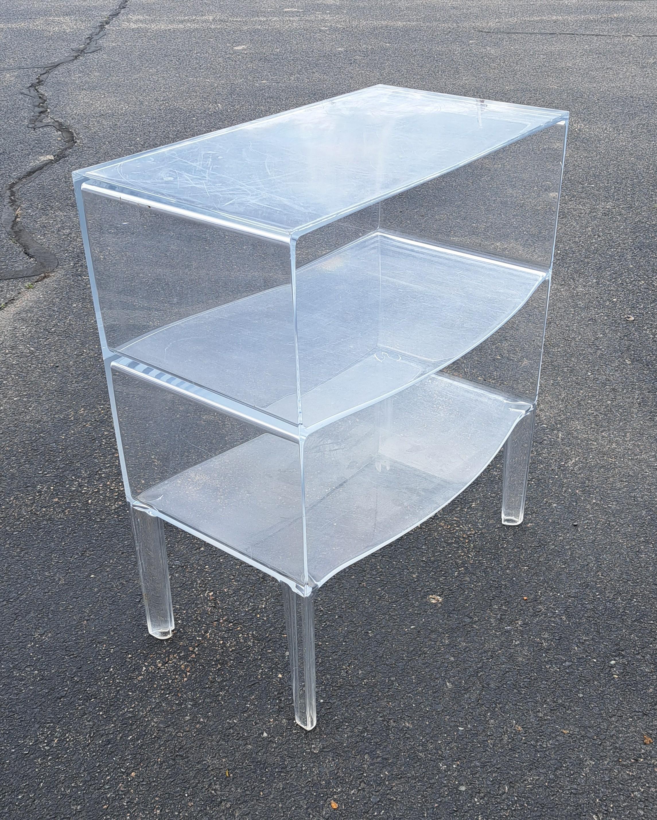 Piccolo mobile scaffale/libreria Kartell d'epoca in lucite/acrilico. Articolo robusto con parte anteriore curva