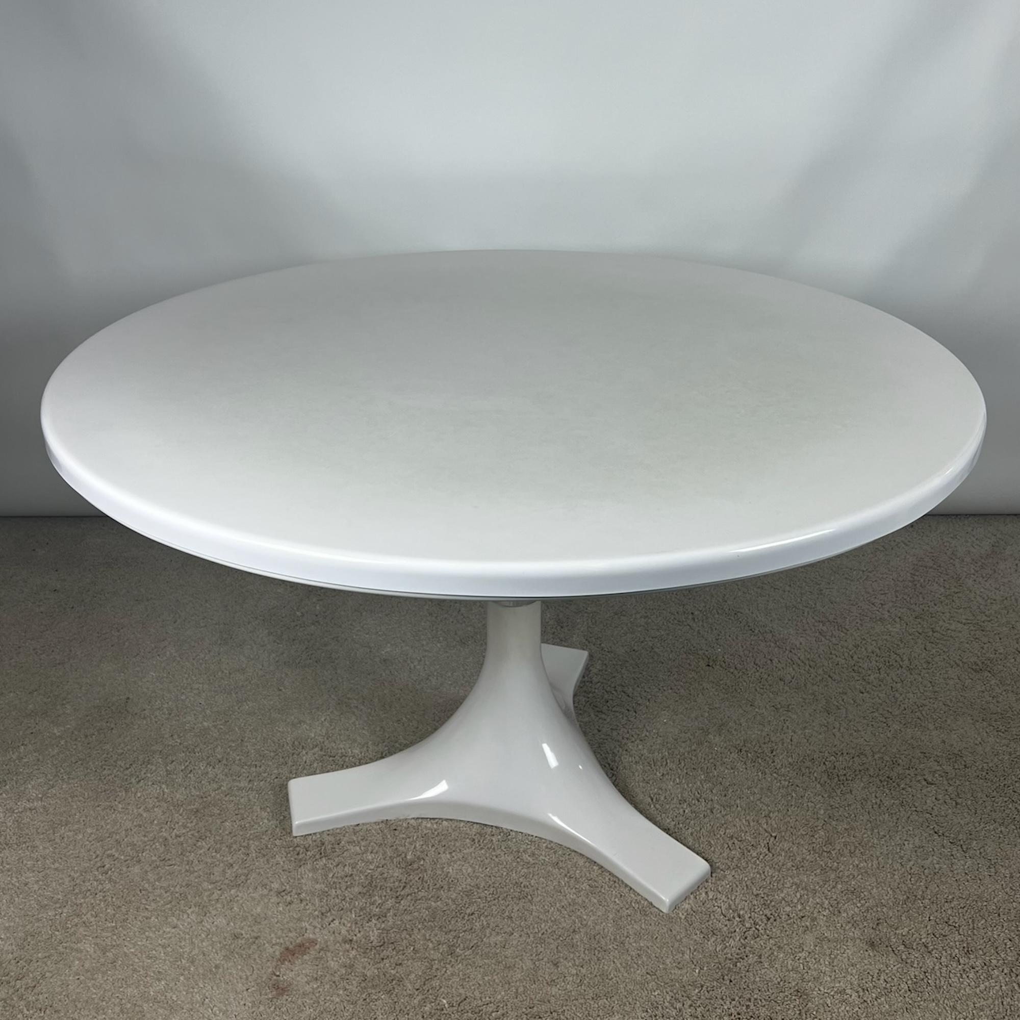 Beautiful and iconic round table designed by Ignazio Gardella and Anna Castelli Ferrieri for Kartell in the 60s.

This large table model 4997 is made of heavy white resin. The tabletop is screwed on a tripod base. A steel ring connects the two