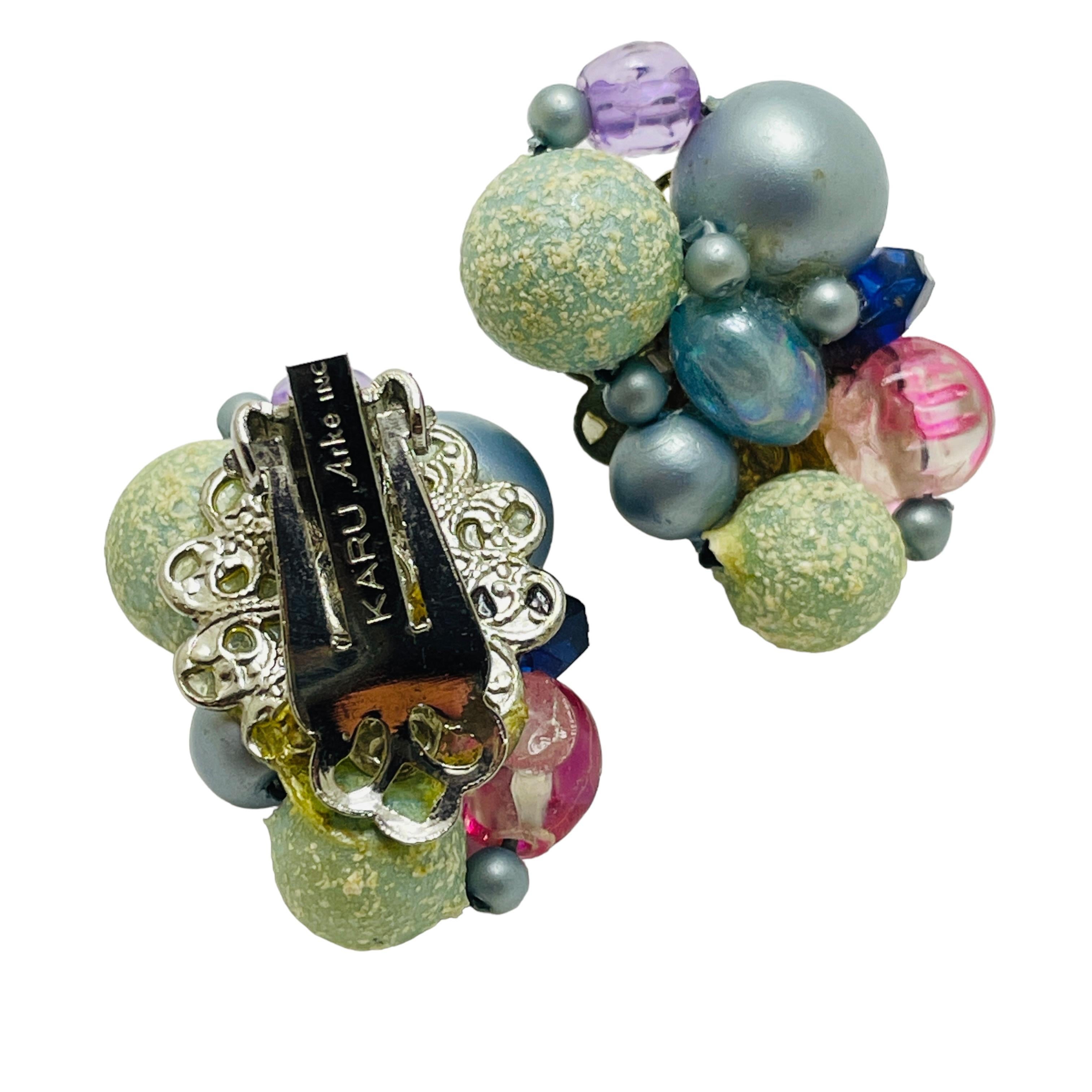 Vintage KARU signed beaded cluster clip on earrings In Good Condition For Sale In Palos Hills, IL