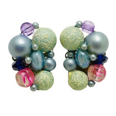 Boucles d'oreilles vintage KARU signées avec des perles en forme de grappe à clip