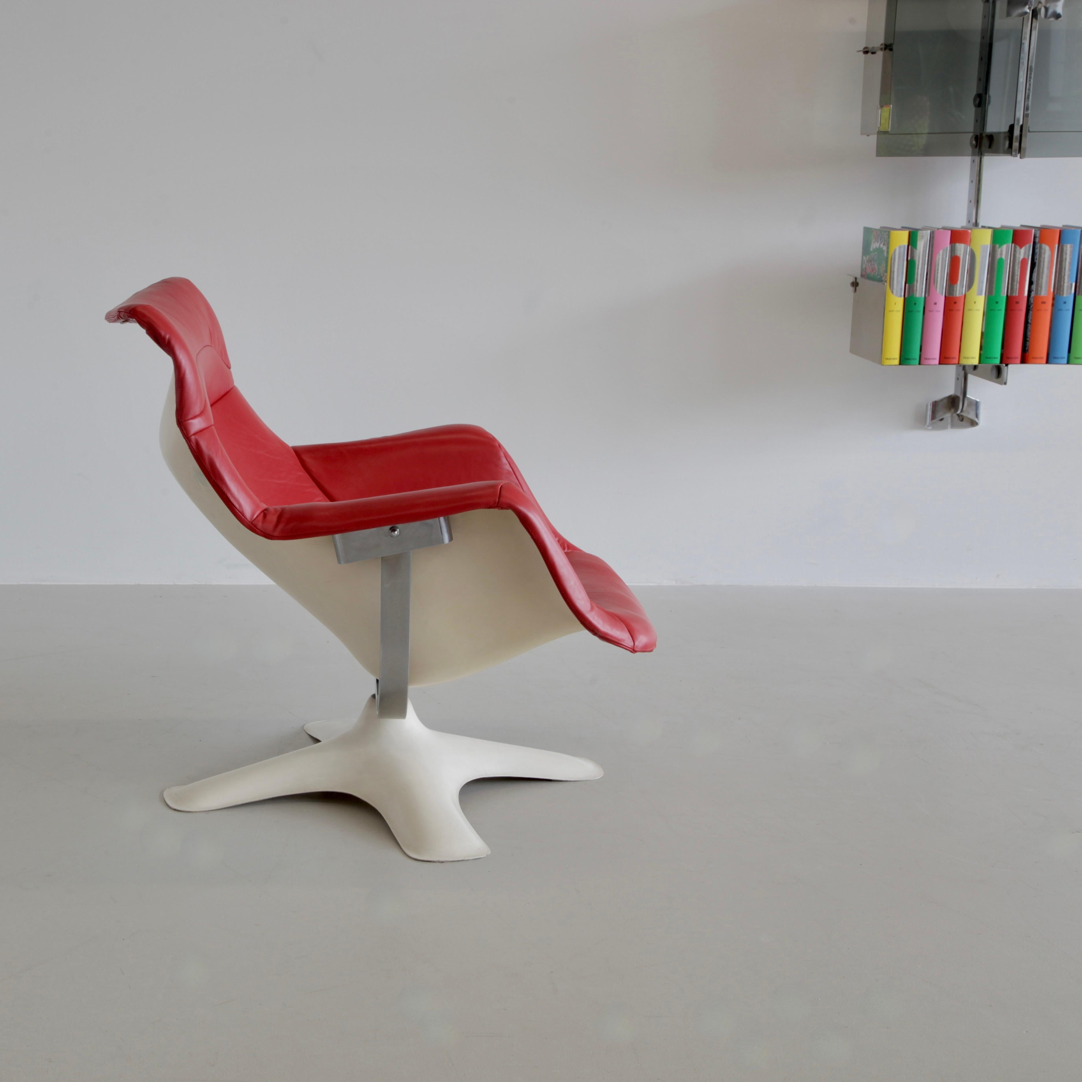 Lounge Chair, designed by Yrjö Kukkapuro. Finnland, Haimi, 1964.

Early Swivel and tilt armchair, produced in the late 1960s by Haimi. Organically shaped fibreglass shell, newly upholstered in deep red subtle leather. Suspended on a chromed metal