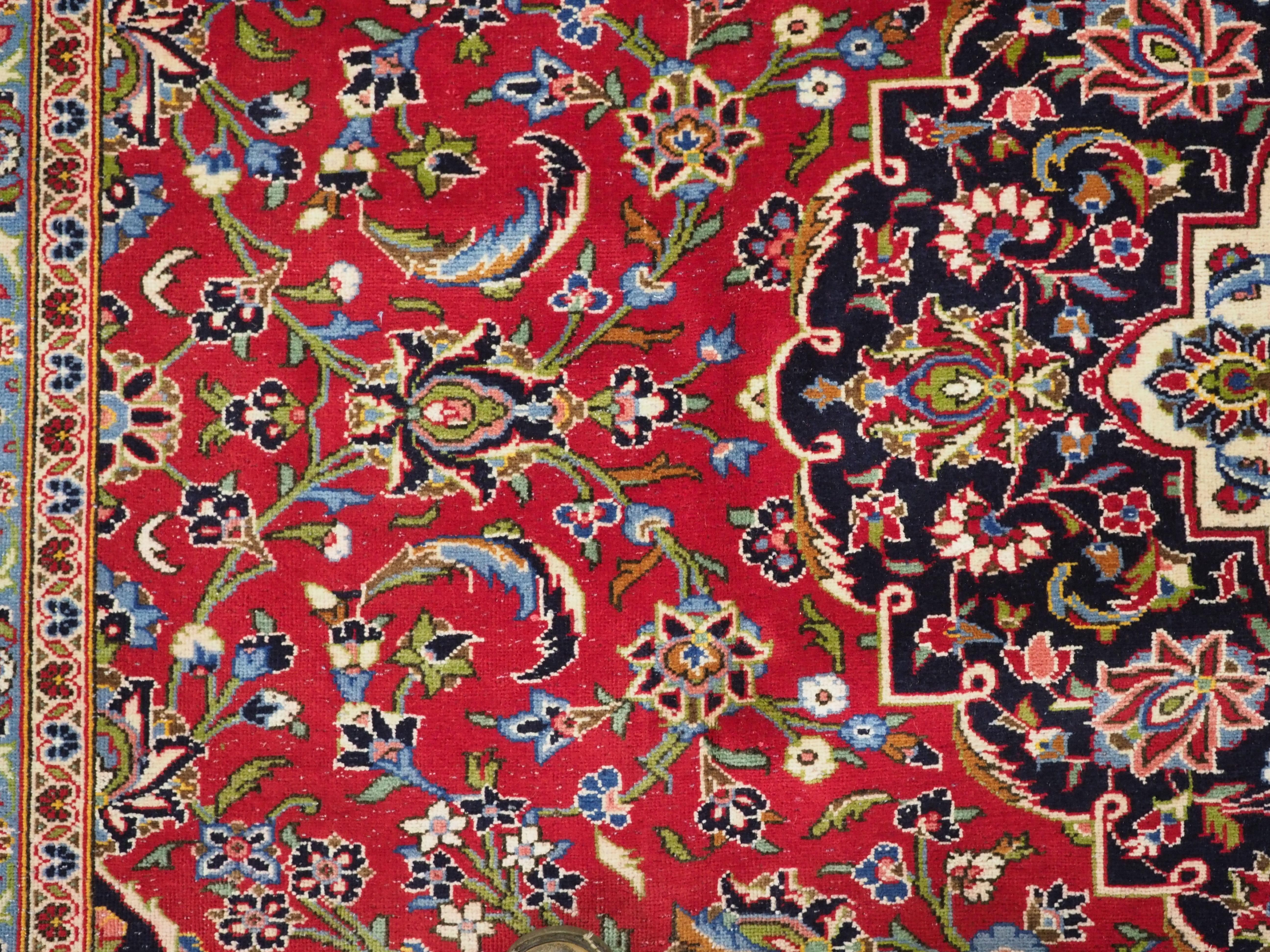Vintage Kashan carpet of classic design and good colour.  Circa 1950. For Sale 4