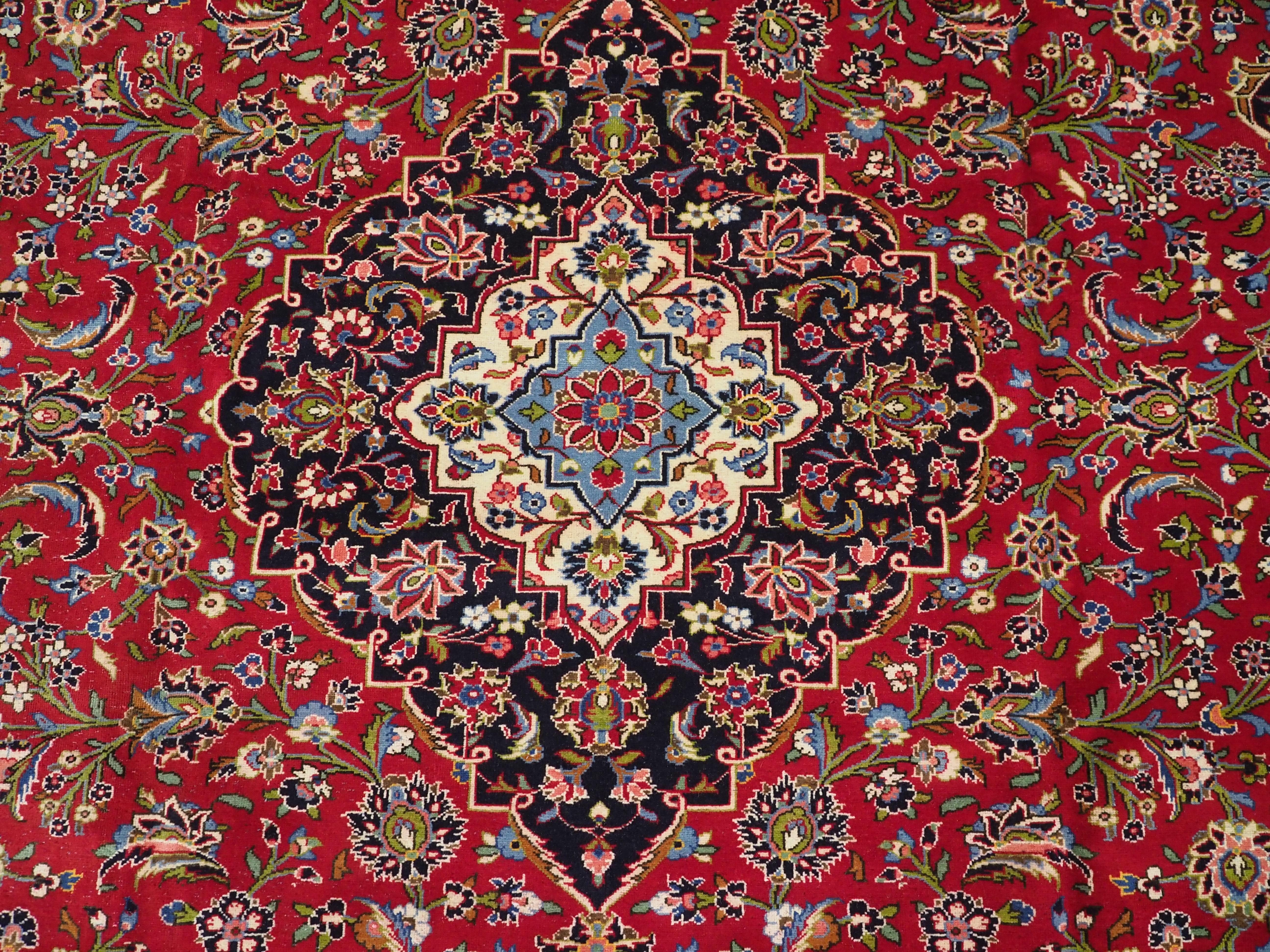 Vintage Kashan carpet of classic design and good colour.  Circa 1950. For Sale 5