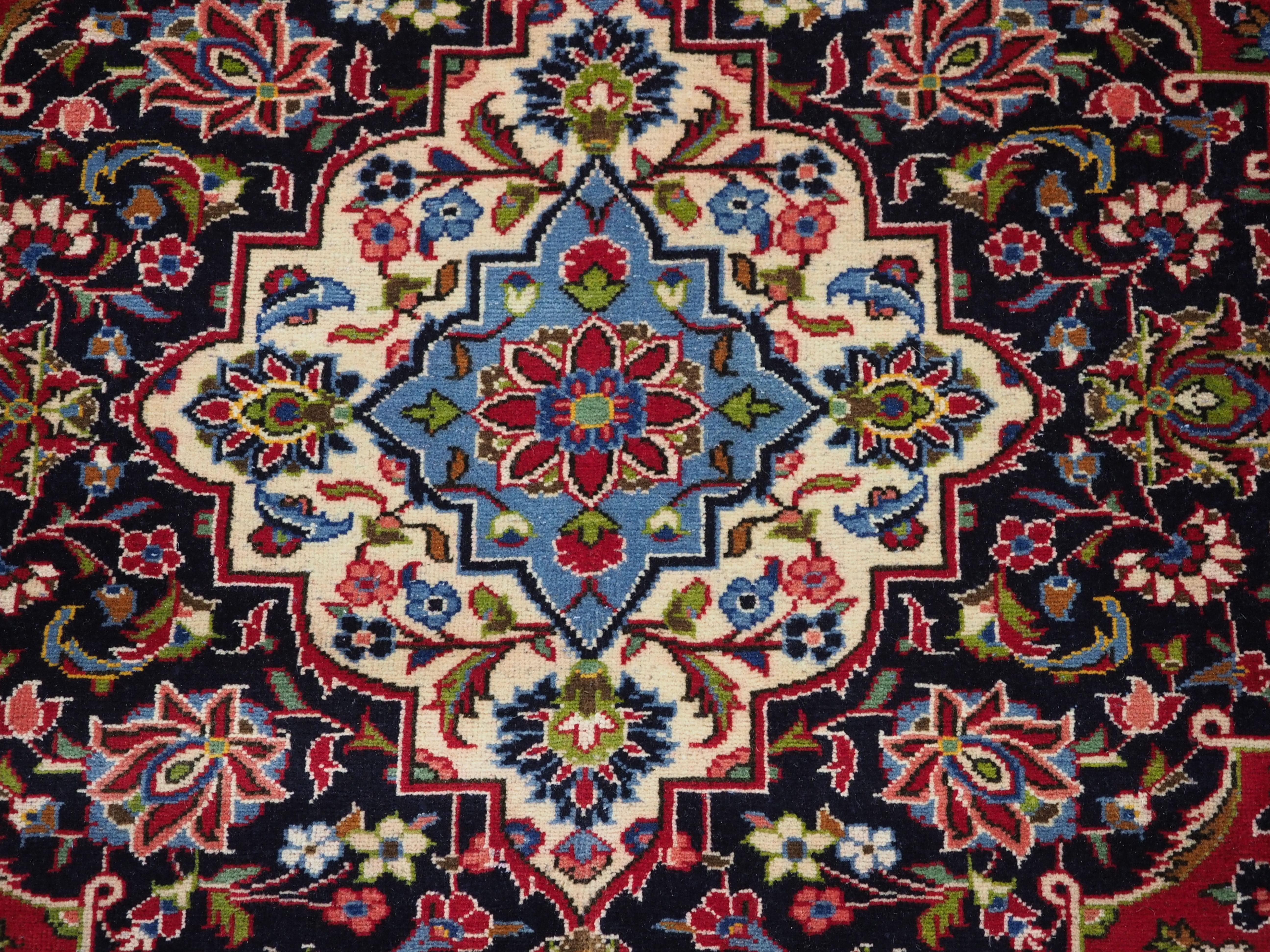 Vintage Kashan carpet of classic design and good colour.  Circa 1950. For Sale 6