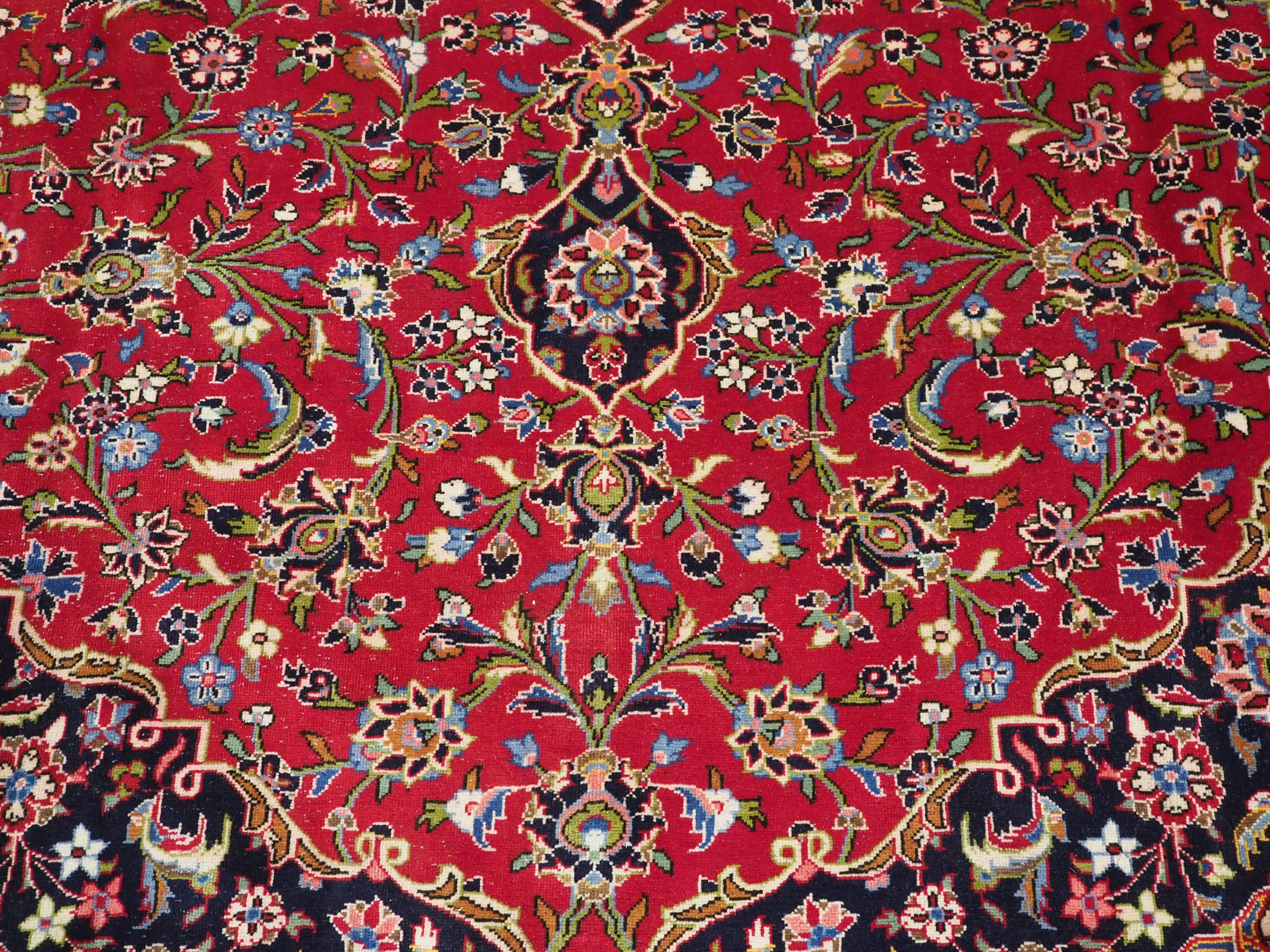 Vintage Kashan carpet of classic design and good colour.  Circa 1950. For Sale 7
