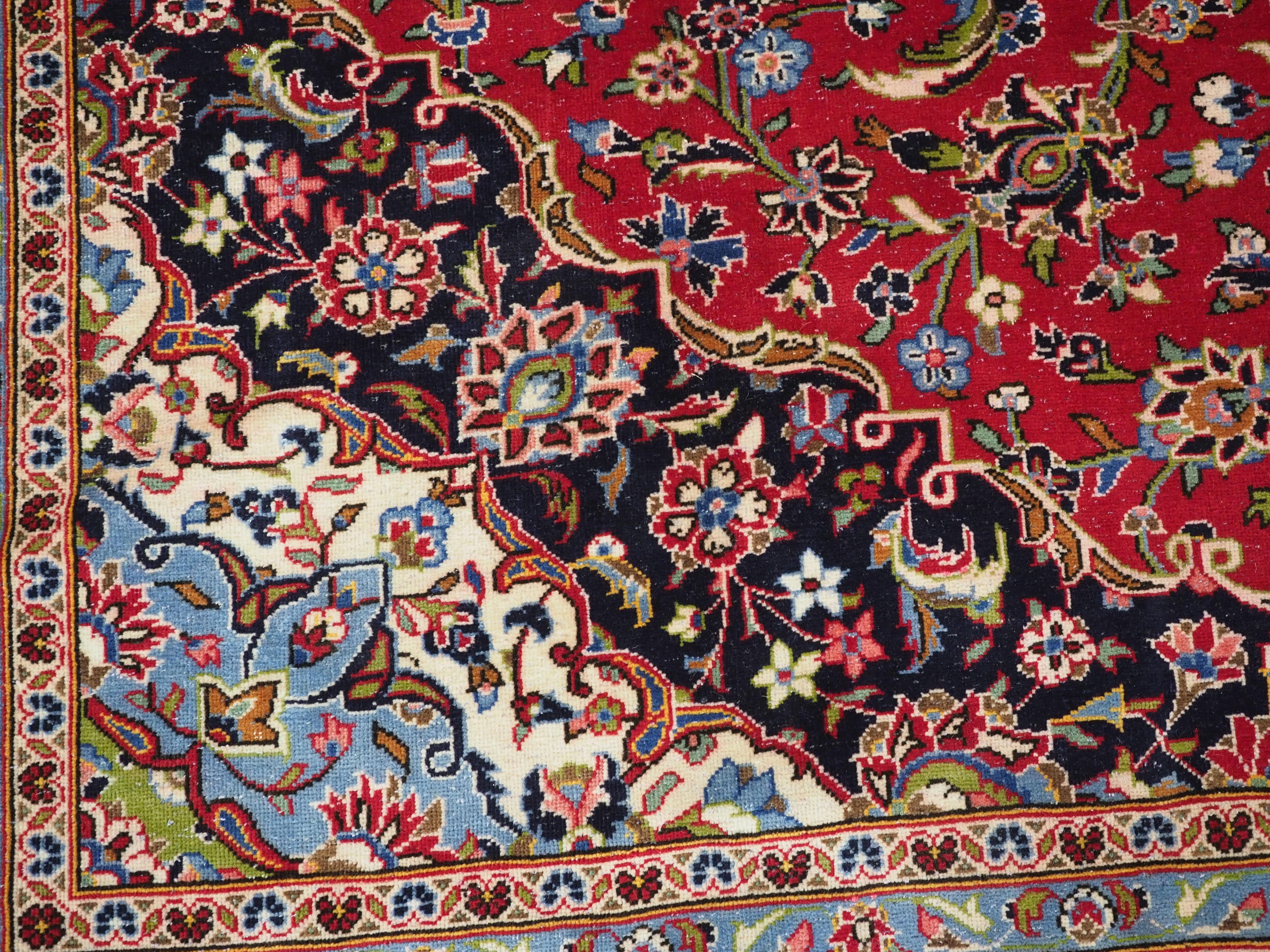 Vintage Kashan carpet of classic design and good colour.  Circa 1950. For Sale 8