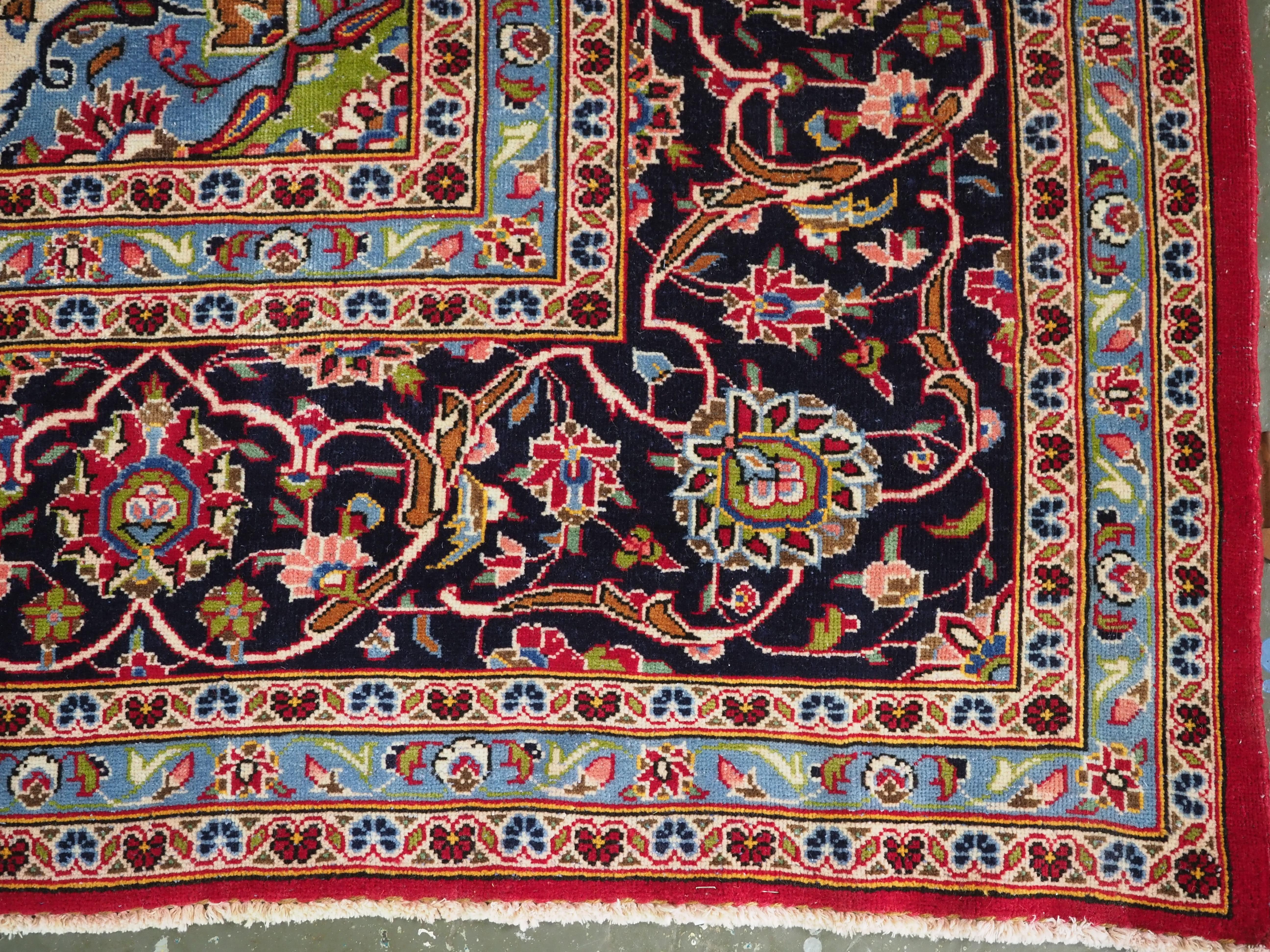 Vintage Kashan carpet of classic design and good colour.  Circa 1950. For Sale 9