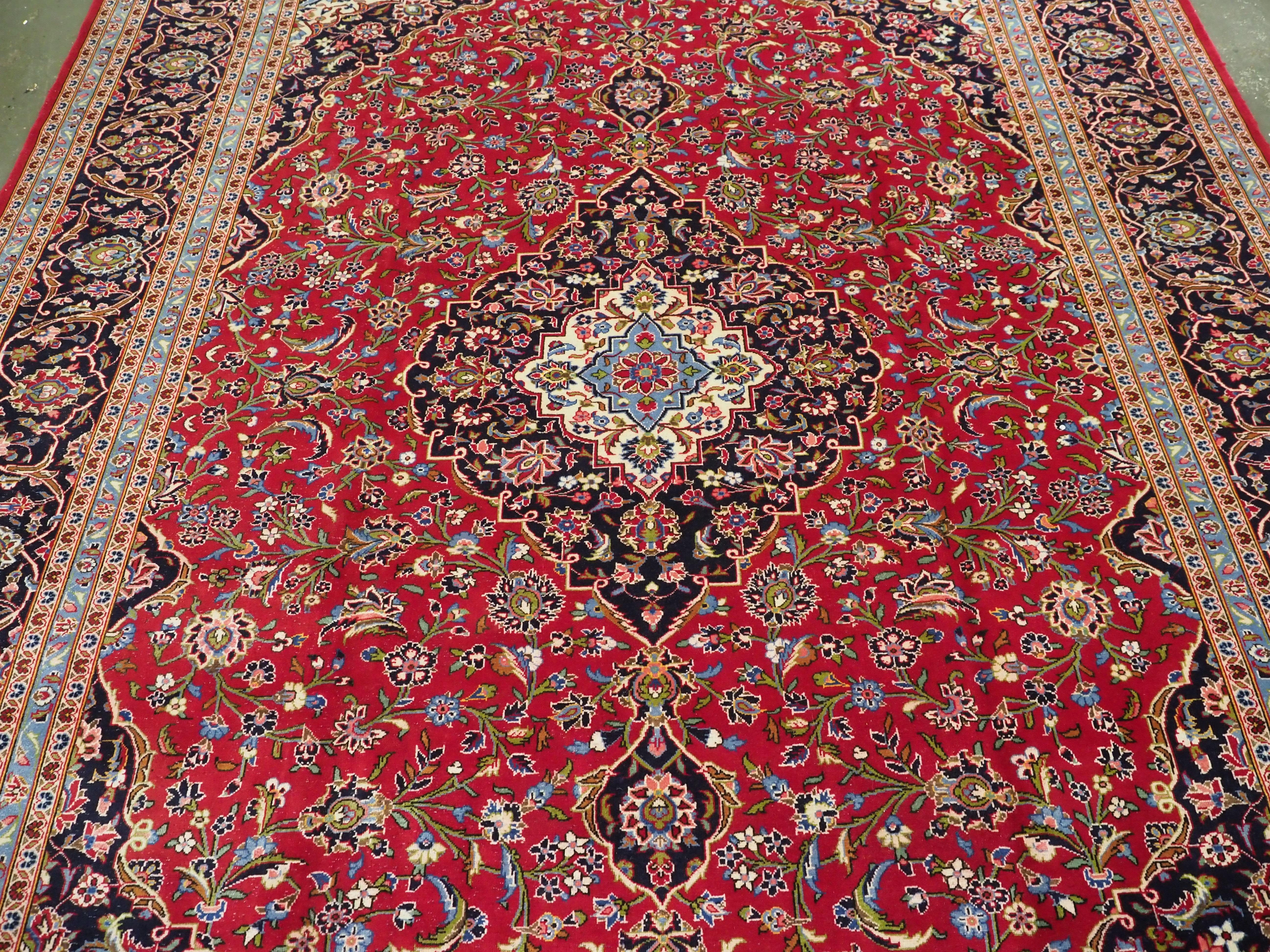Vintage Kashan carpet of classic design and good colour.  Circa 1950. In Good Condition For Sale In Moreton-In-Marsh, GB