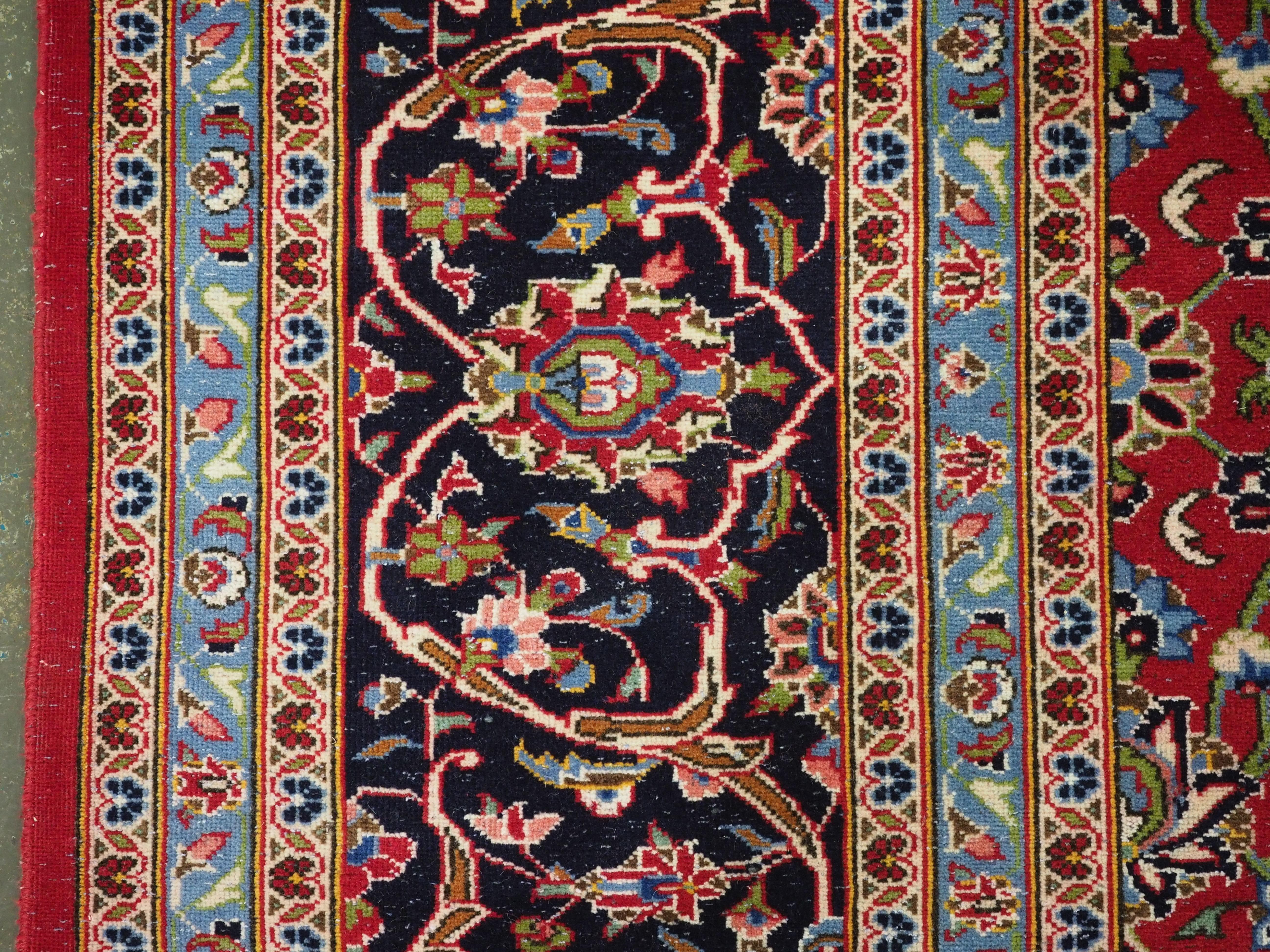 Vintage Kashan carpet of classic design and good colour.  Circa 1950. For Sale 1