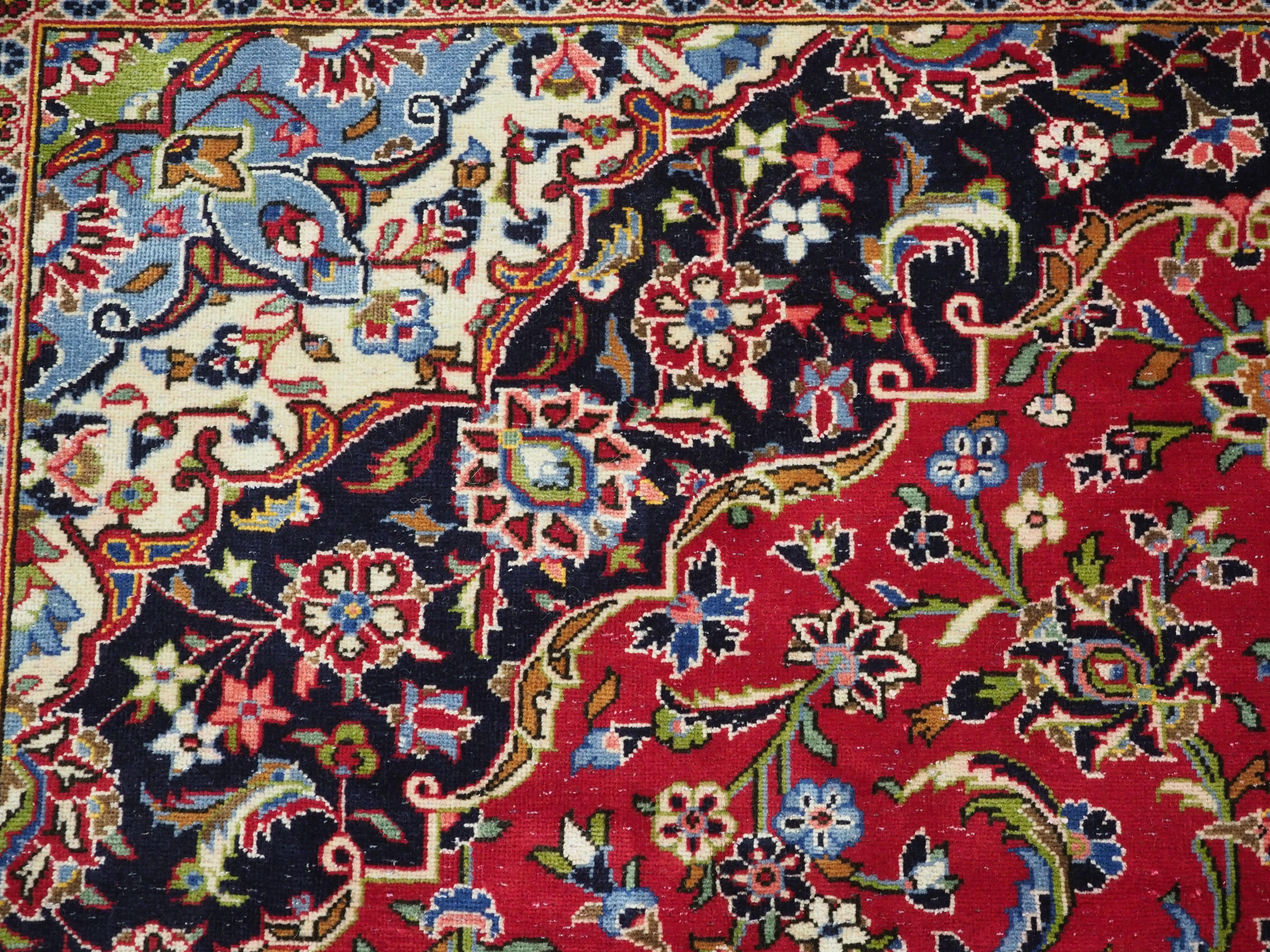 Vintage Kashan carpet of classic design and good colour.  Circa 1950. For Sale 2