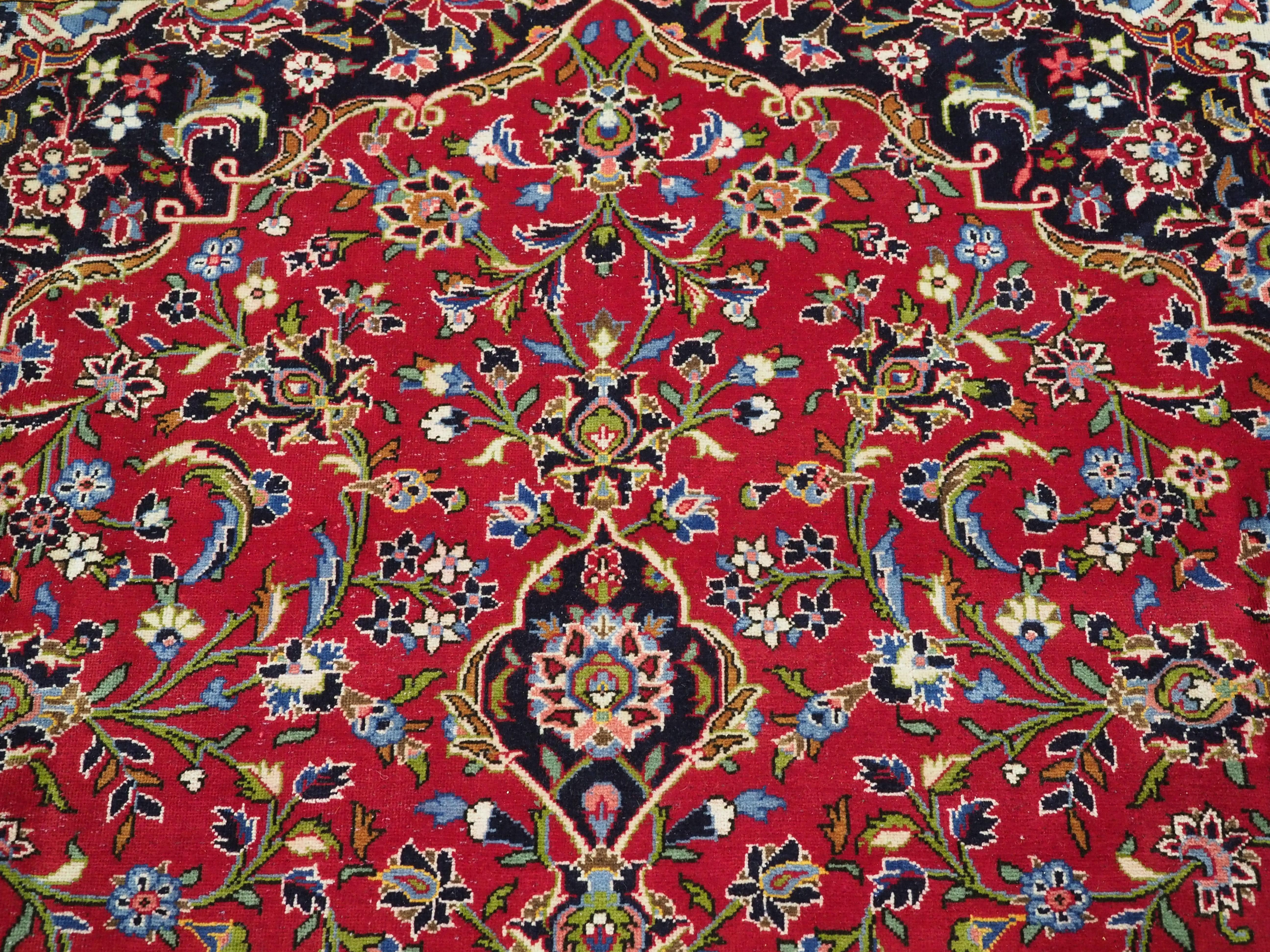 Vintage Kashan carpet of classic design and good colour.  Circa 1950. For Sale 3